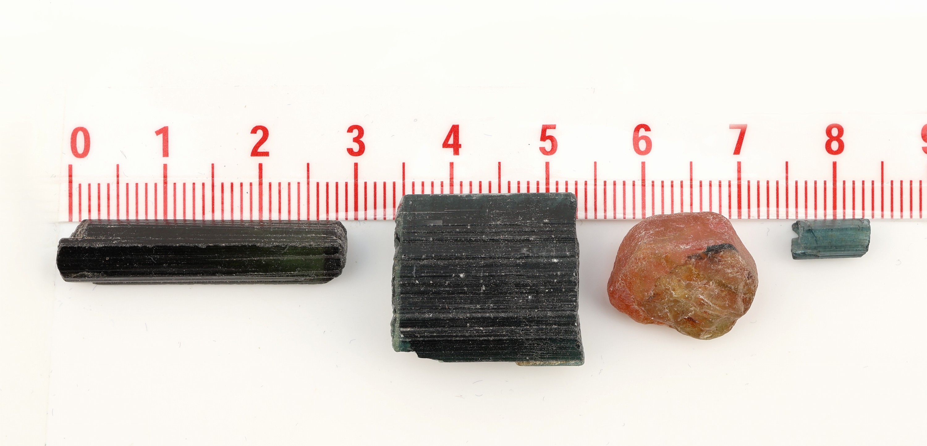 Detail b: Lot lose Turmalin Rohsteine, zus. 1170 ct, gewogen, in versch. Größen und Farbnuancen