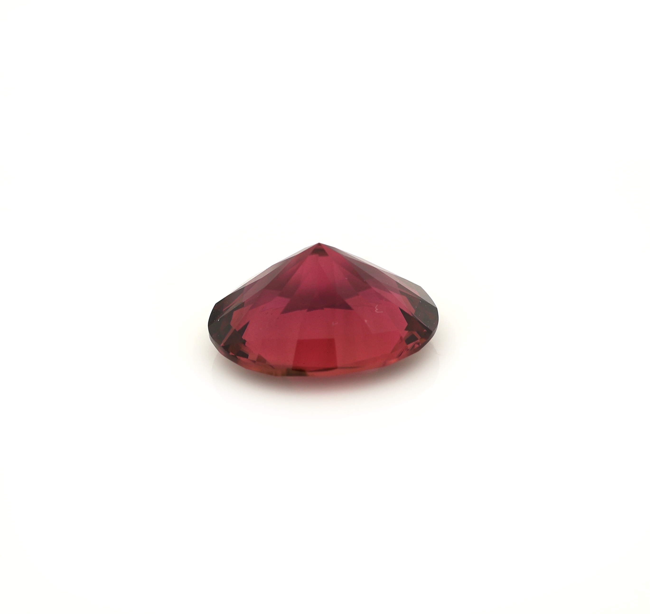 Detail b: Loser ovalfacett. Turmalin, 5.69 ct, im Scherenschliff