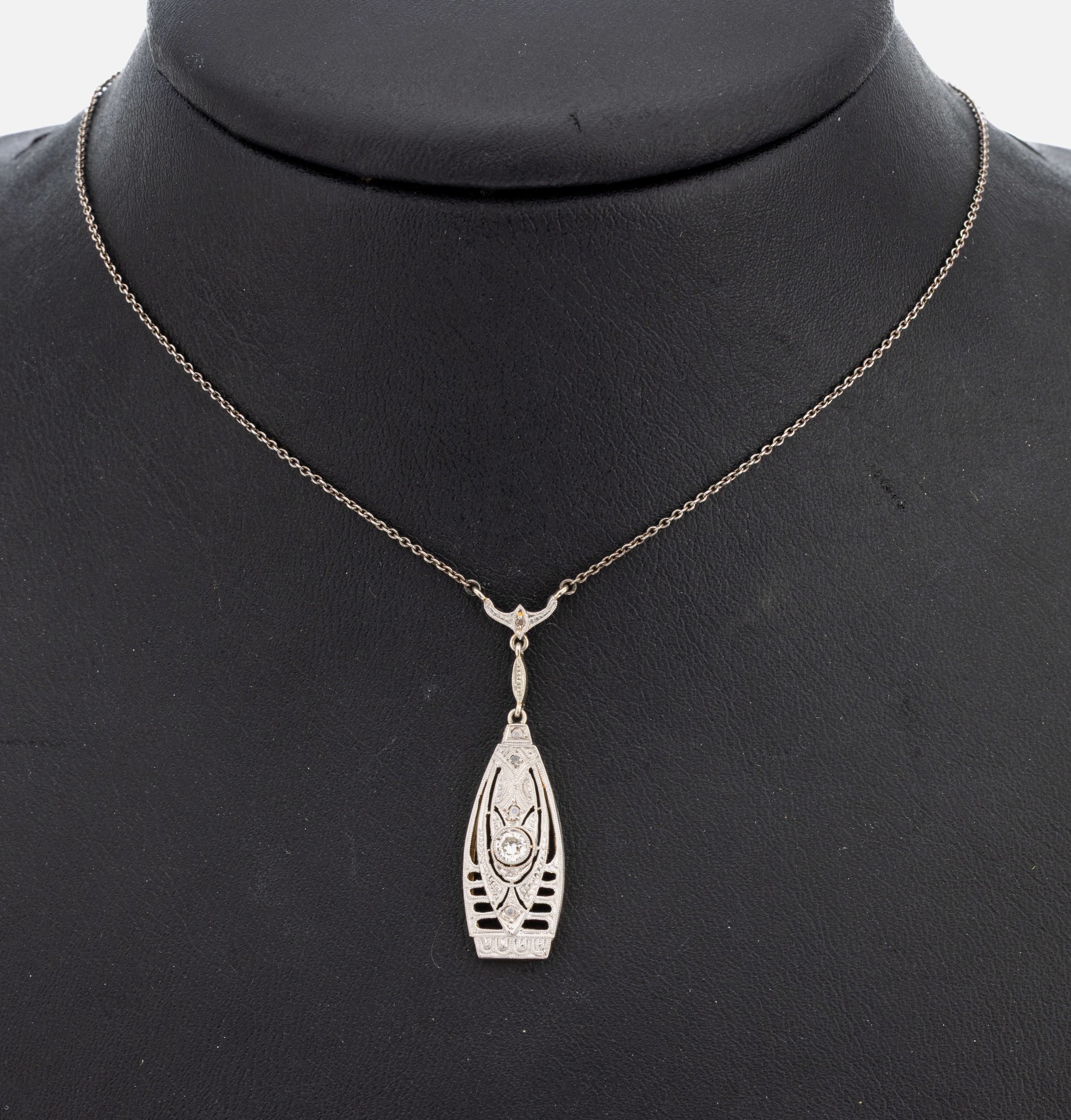 14 kt Gold Art Deco Diamant-Collier, GG 585/000, Mittelteil bewegl., schauseitig Platin, geometrisch, durchbrochen gearbeitet, 1 Brillant ca. 0.08 ...