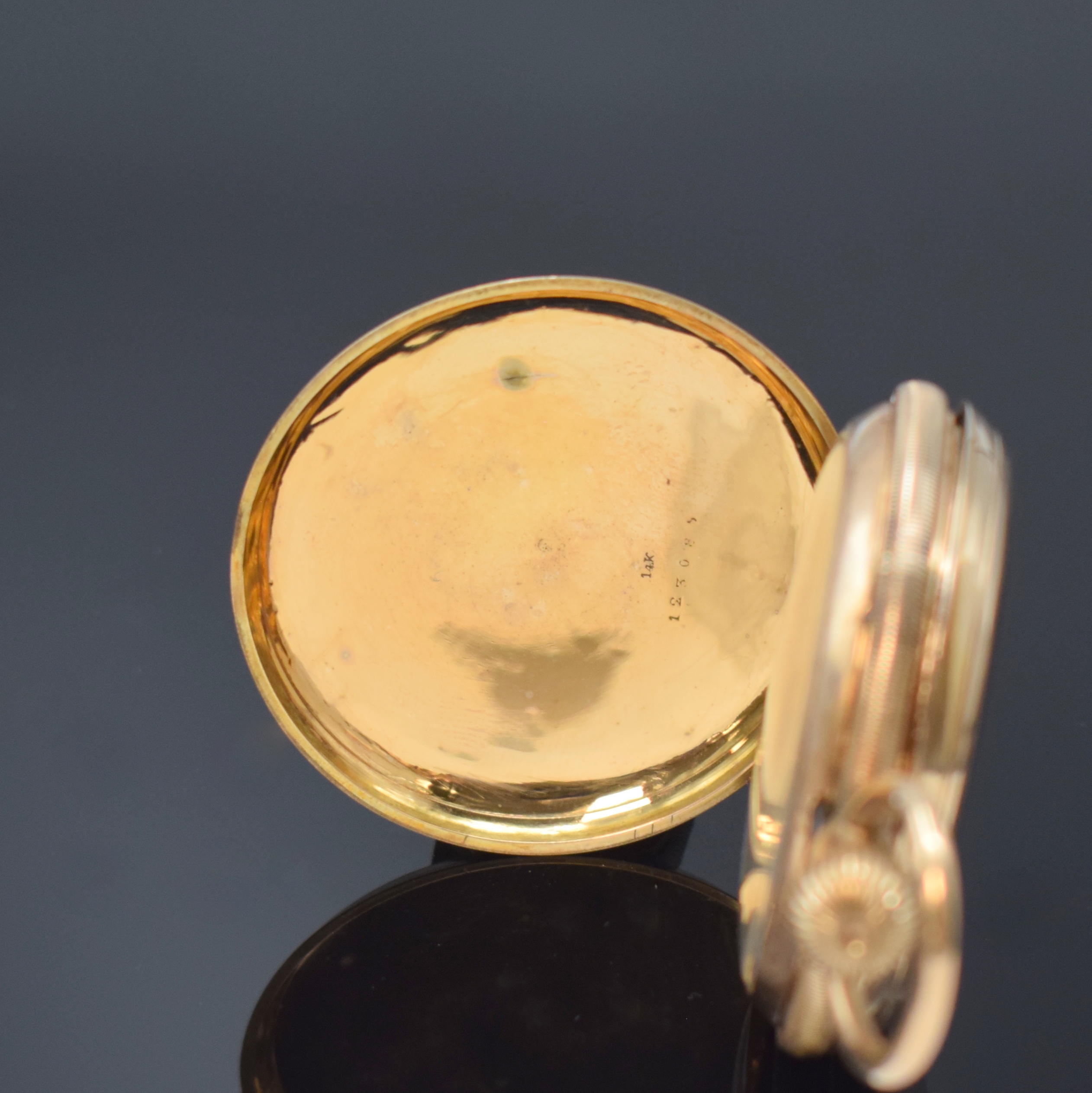 Detail a: Savonette Herrentaschenuhr in RG 585/000, Schweiz um 1890, guill. 2-Deckel Goldgeh. altersbed. ber./dell., Münzrand, Emailzifferbl. m. röm. Std. ...