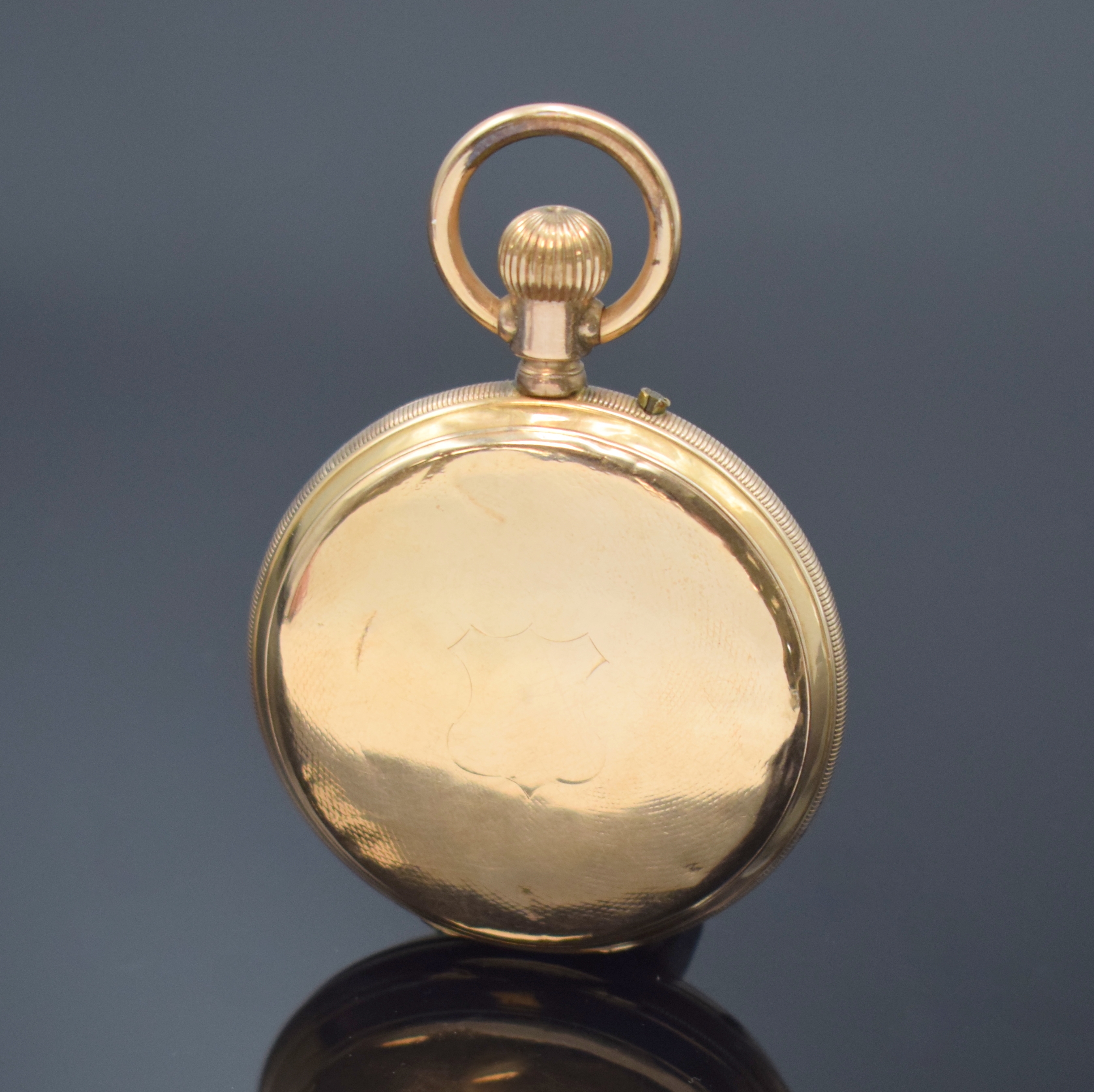 Detail b: Savonette Herrentaschenuhr in RG 585/000, Schweiz um 1890, guill. 2-Deckel Goldgeh. altersbed. ber./dell., Münzrand, Emailzifferbl. m. röm. Std. ...