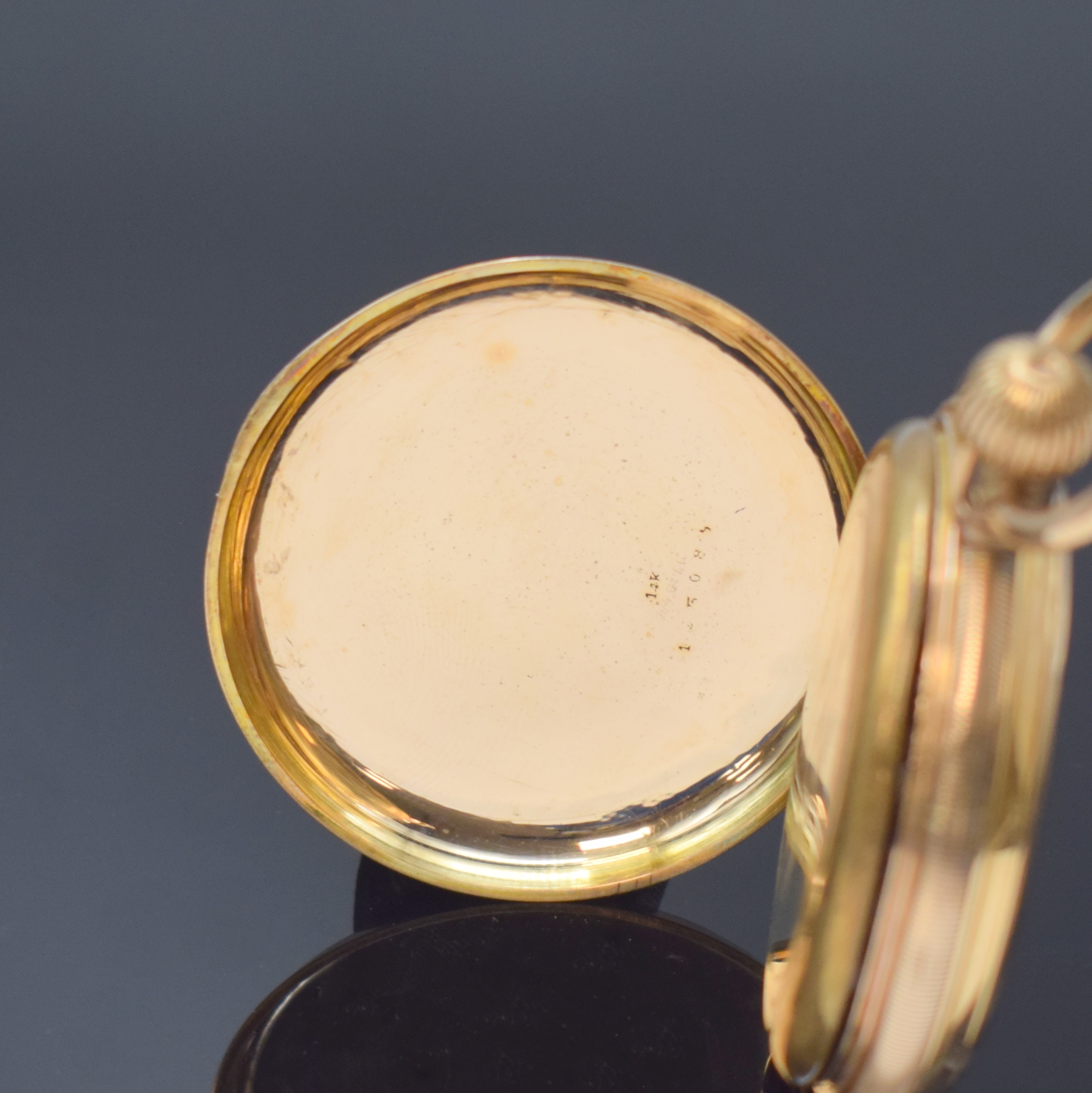 Detail c: Savonette Herrentaschenuhr in RG 585/000, Schweiz um 1890, guill. 2-Deckel Goldgeh. altersbed. ber./dell., Münzrand, Emailzifferbl. m. röm. Std. ...