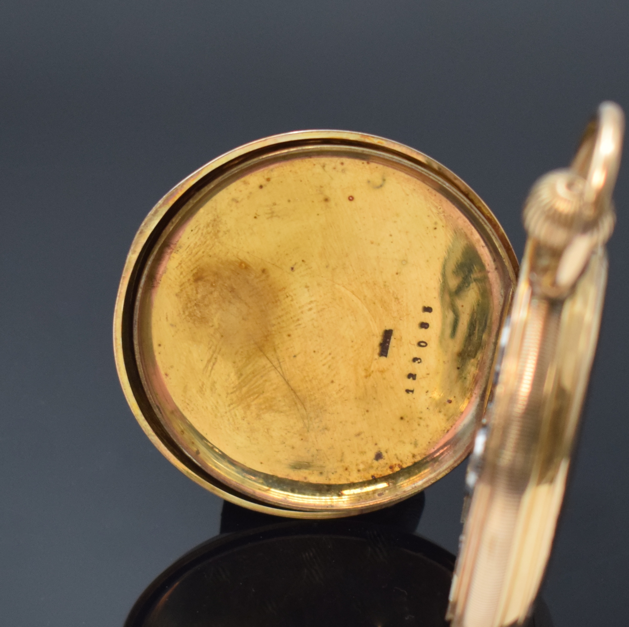 Detail e: Savonette Herrentaschenuhr in RG 585/000, Schweiz um 1890, guill. 2-Deckel Goldgeh. altersbed. ber./dell., Münzrand, Emailzifferbl. m. röm. Std. ...