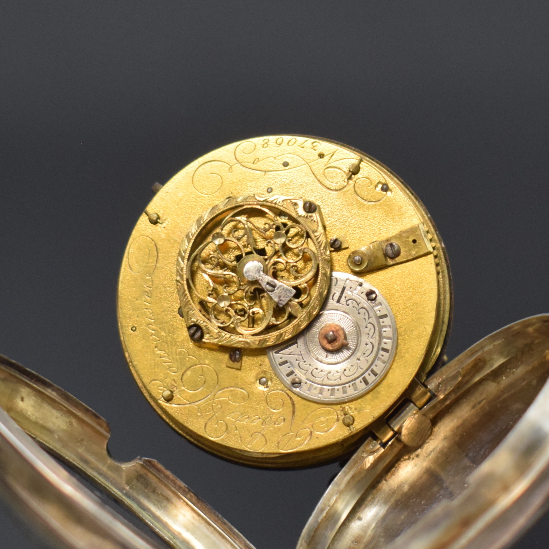 Detail c: ROBERT et COURVOISIER Spindeltaschenuhr mit Emailmalerei in Silber, Schweiz um 1820, glattes Geh. m. ausgestelltem Scharnier, fein bemaltes ...