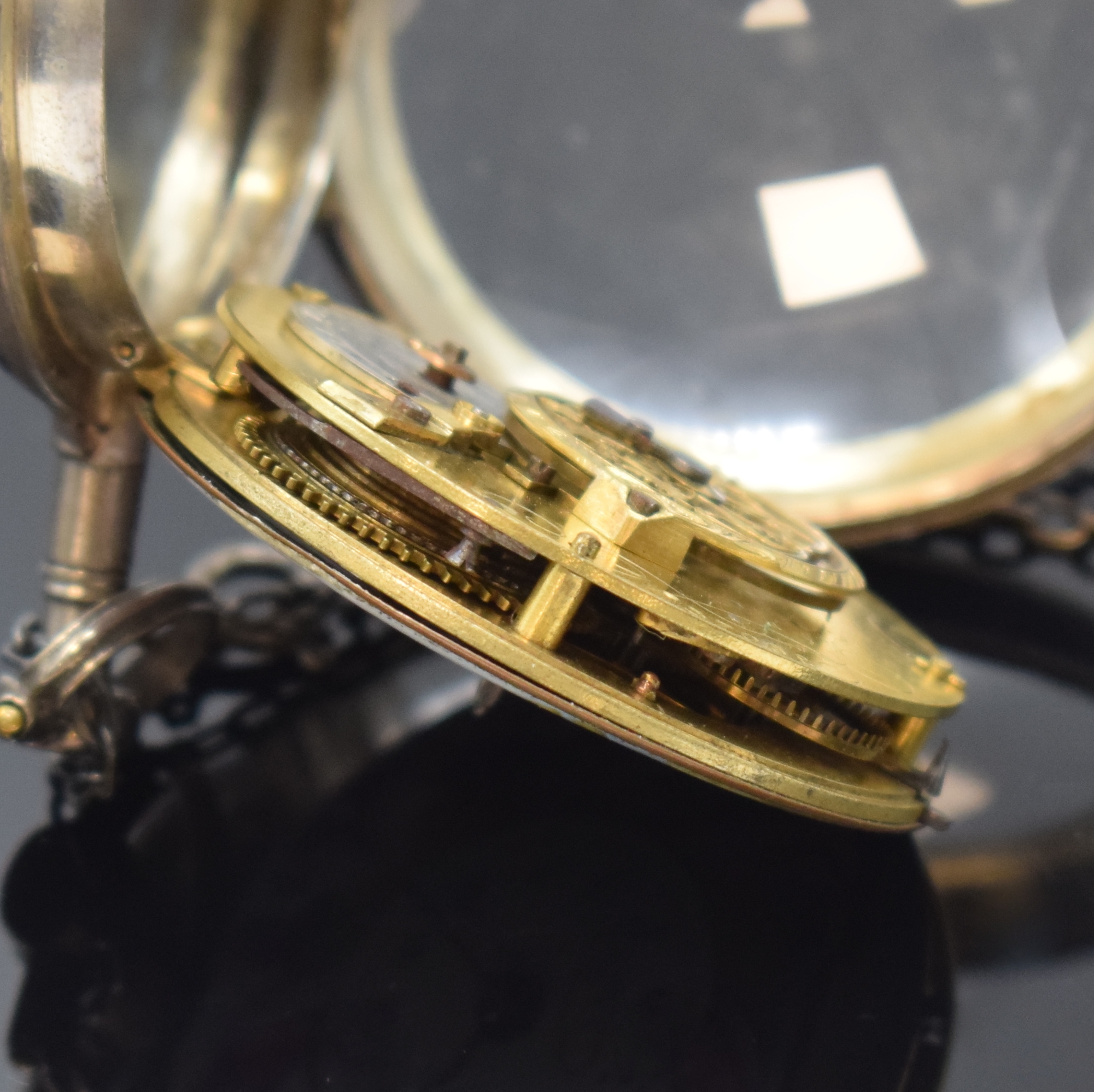 Detail d: ROBERT et COURVOISIER Spindeltaschenuhr mit Emailmalerei in Silber, Schweiz um 1820, glattes Geh. m. ausgestelltem Scharnier, fein bemaltes ...