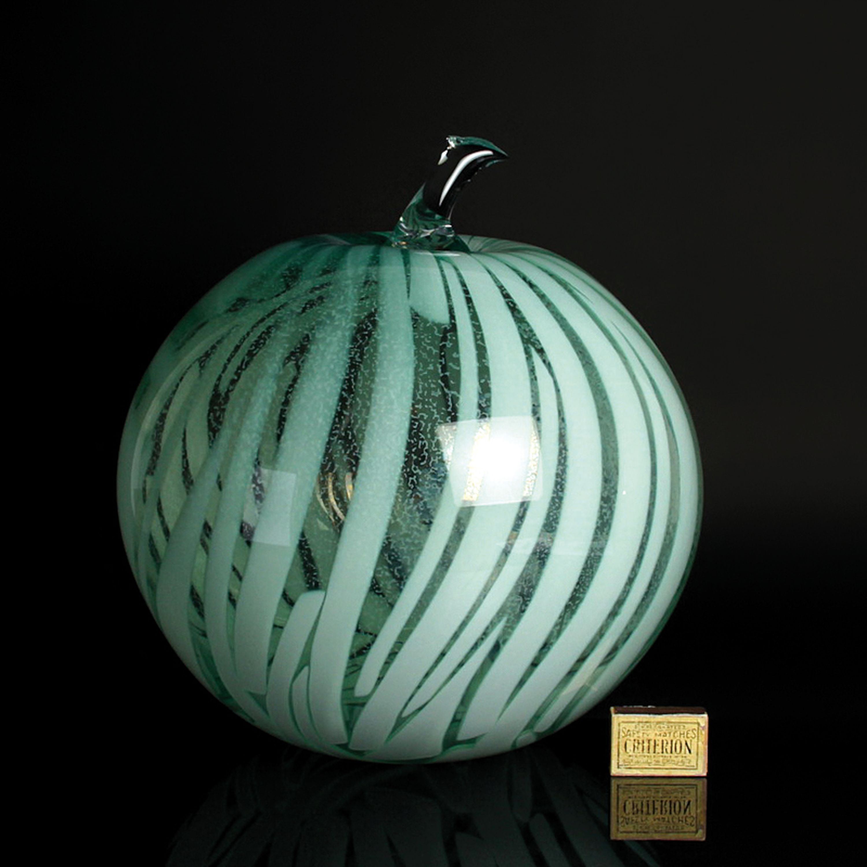 Detail a: Große Glasskulptur "Big Apple", Willem Heesen, Leerdam, 2000, farbloses Glas mit apfelgrünen Einschmelzungen, am Boden signiert und ...