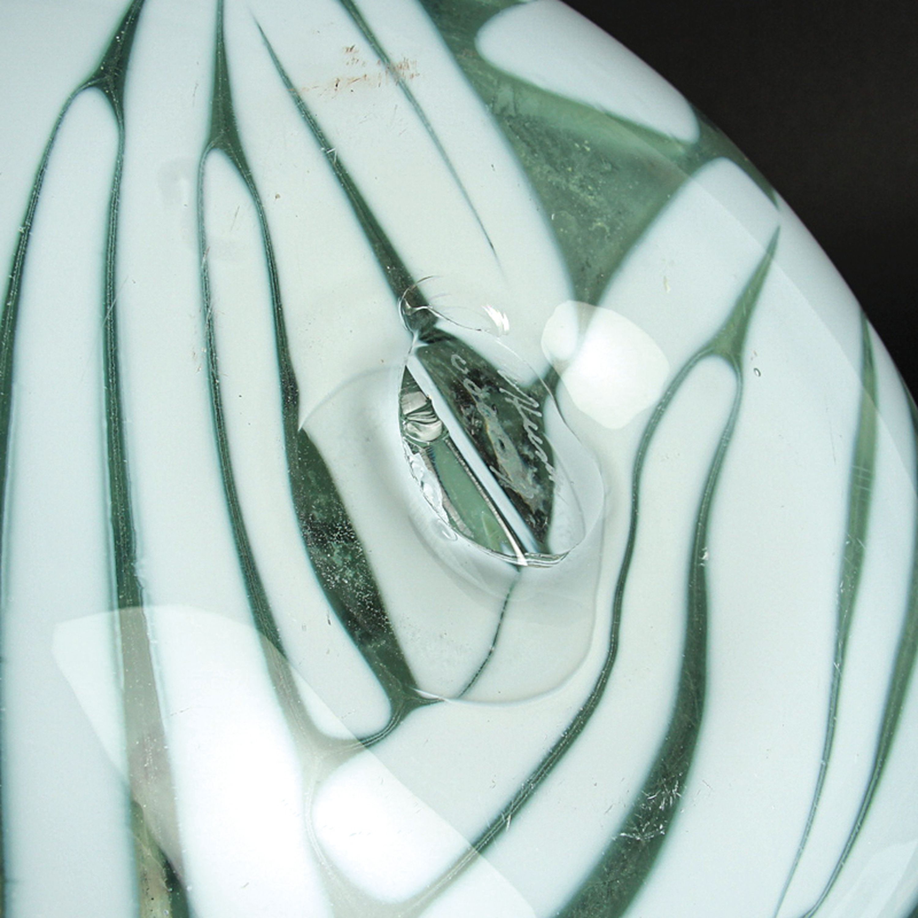 Detail b: Große Glasskulptur "Big Apple", Willem Heesen, Leerdam, 2000, farbloses Glas mit apfelgrünen Einschmelzungen, am Boden signiert und ...