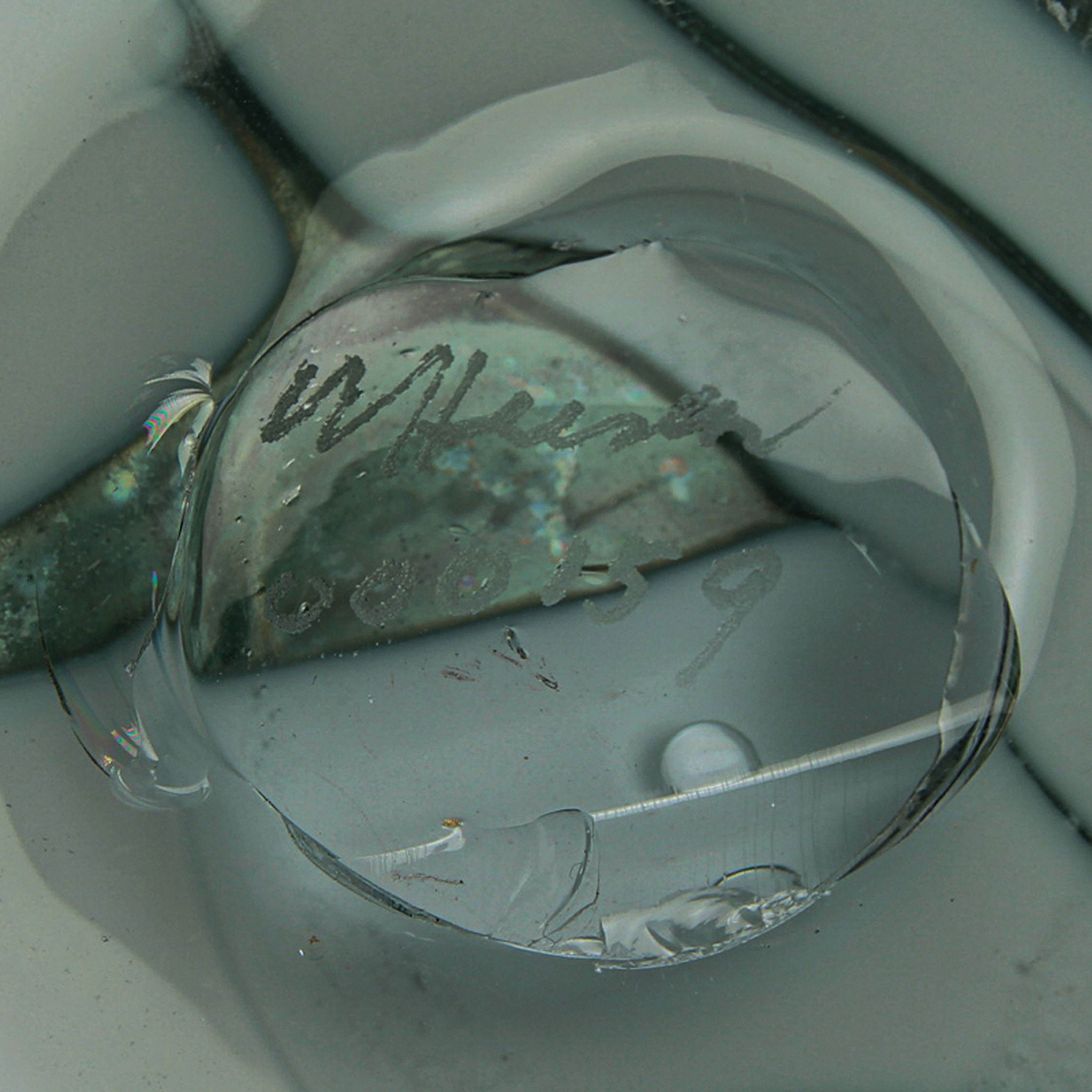 Detail d: Große Glasskulptur "Big Apple", Willem Heesen, Leerdam, 2000, farbloses Glas mit apfelgrünen Einschmelzungen, am Boden signiert und ...