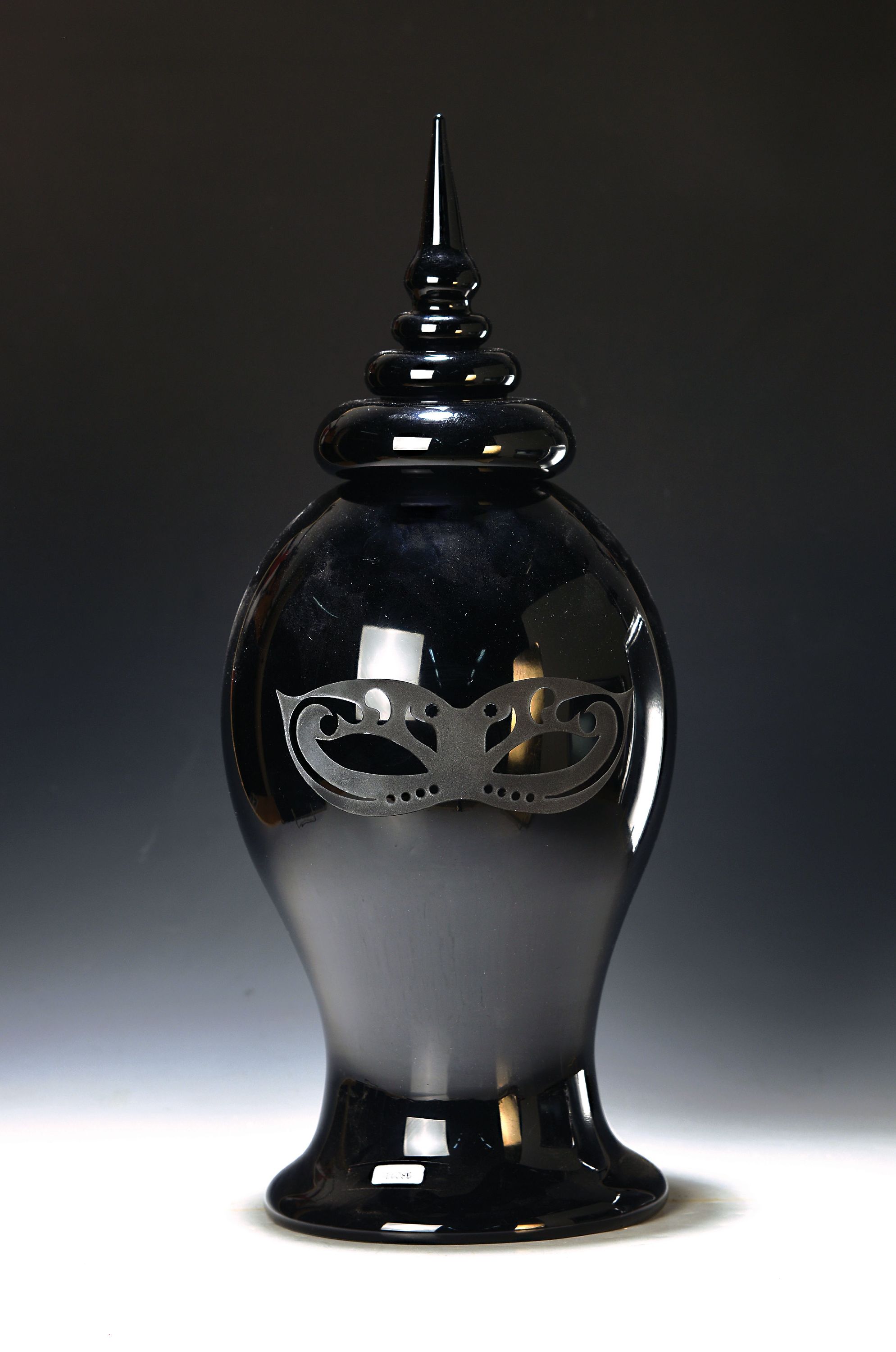 Große Glas-Deckelvase, Roberto Cavalli, Murano, schwarz überfangenes Glas, zweiseitig eingeschliffene venezianische Karnevalsmaske, gestufter ...