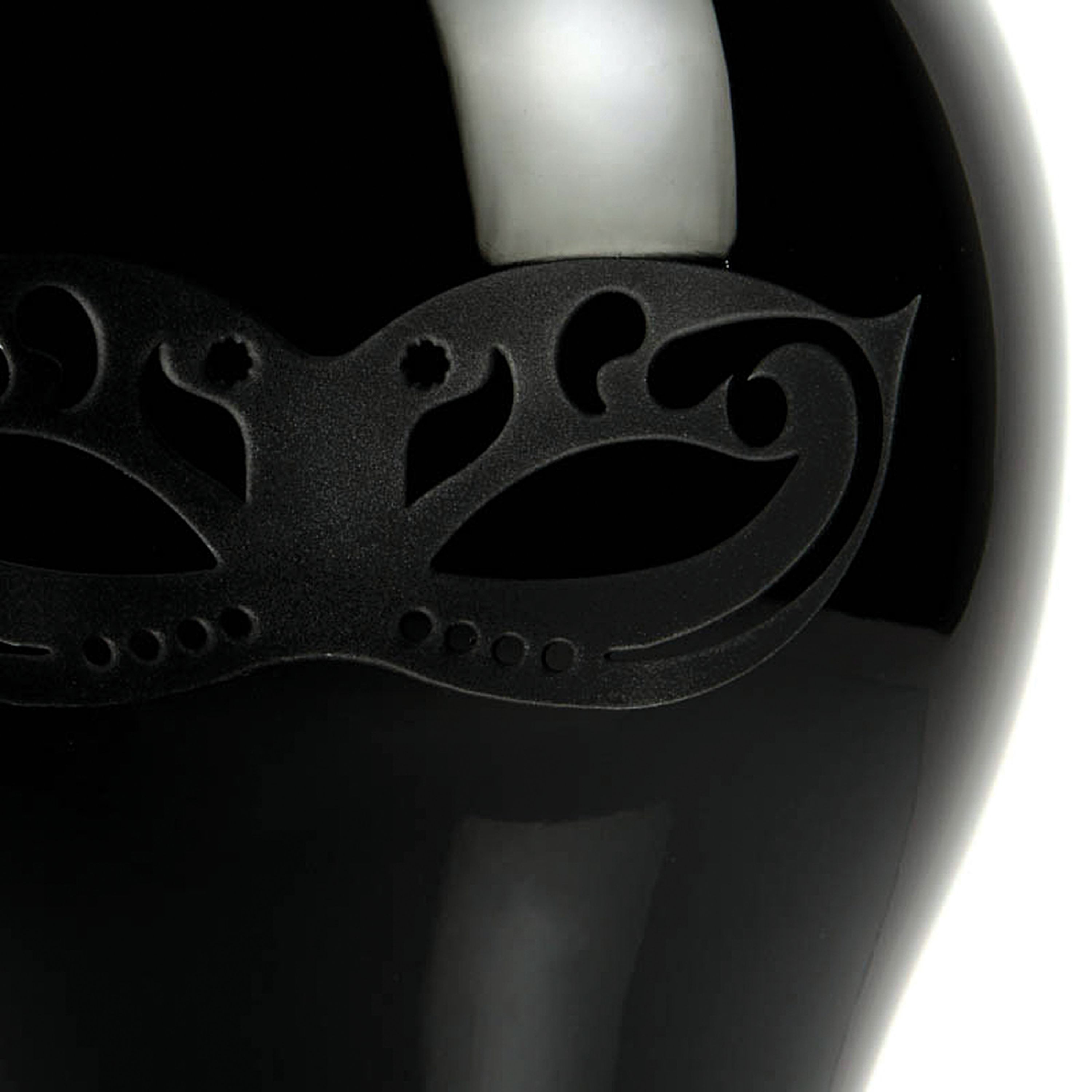 Detail c: Große Glas-Deckelvase, Roberto Cavalli, Murano, schwarz überfangenes Glas, zweiseitig eingeschliffene venezianische Karnevalsmaske, gestufter ...