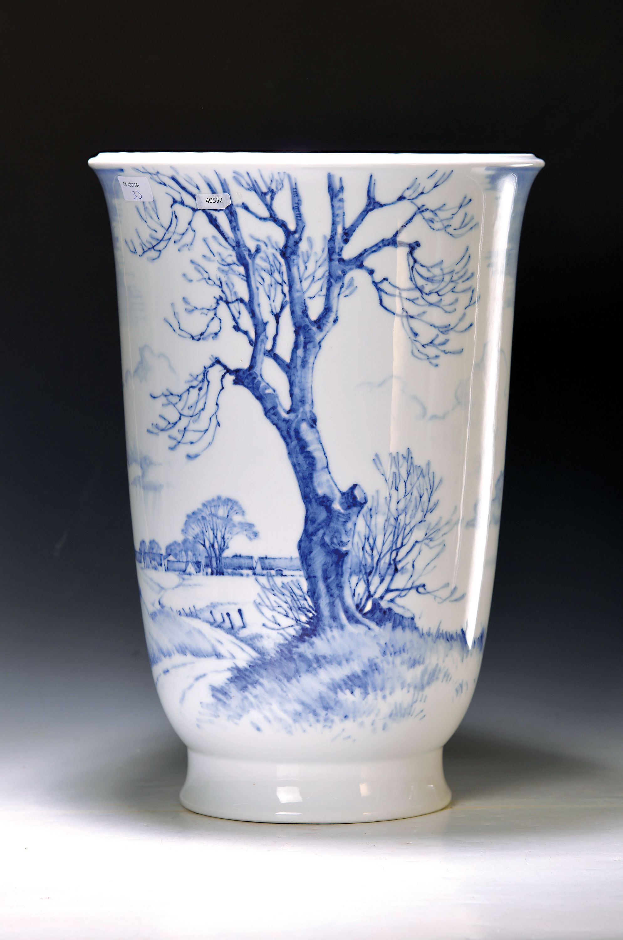 Große Bodenvase, Richard Böcher für Royal Copenhagen, 1944, Porzellan, unterglasurblauer Dekor, Winterlandschaft, Marke JM, H. 44 cm