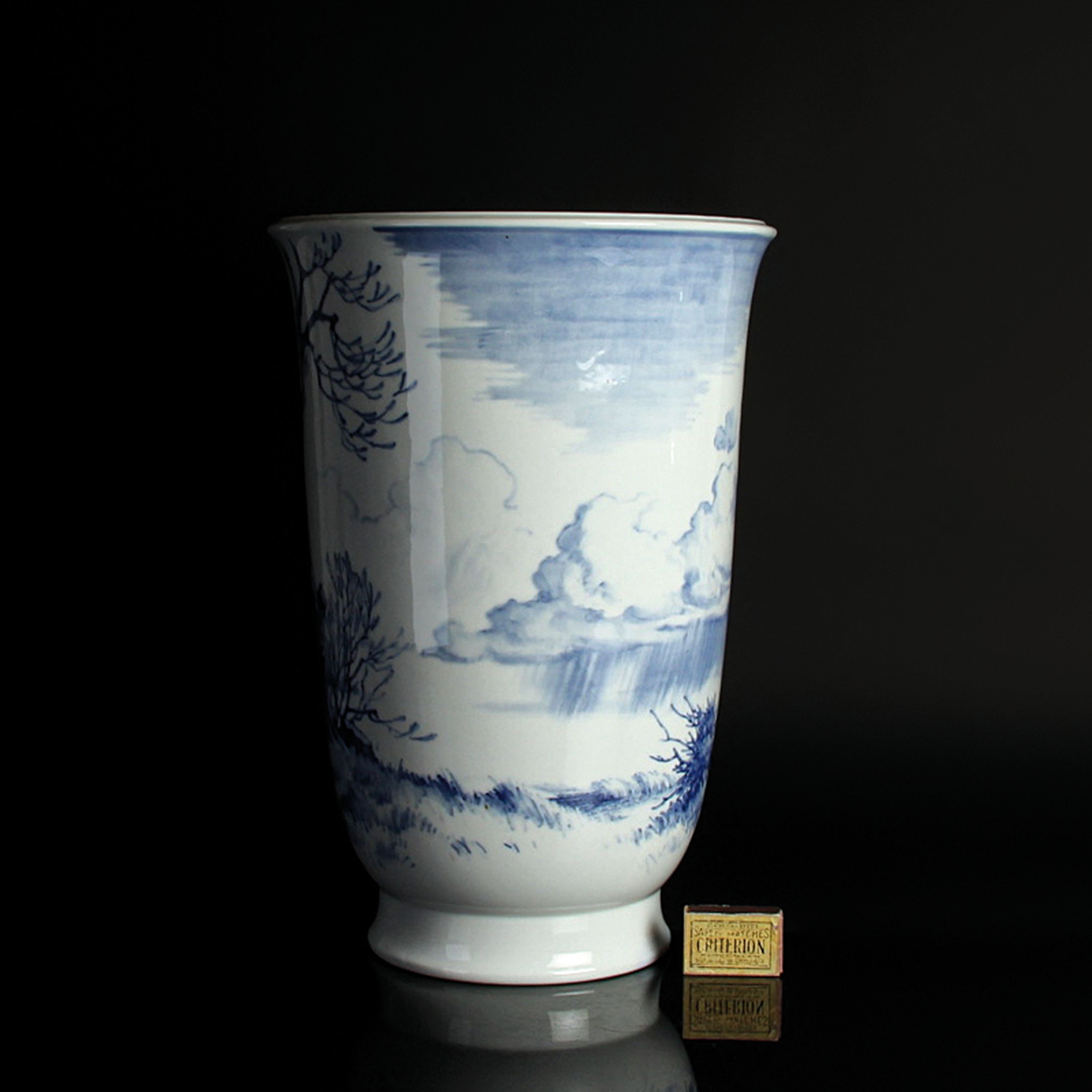 Detail a: Große Bodenvase, Richard Böcher für Royal Copenhagen, 1944, Porzellan, unterglasurblauer Dekor, Winterlandschaft, Marke JM, H. 44 cm