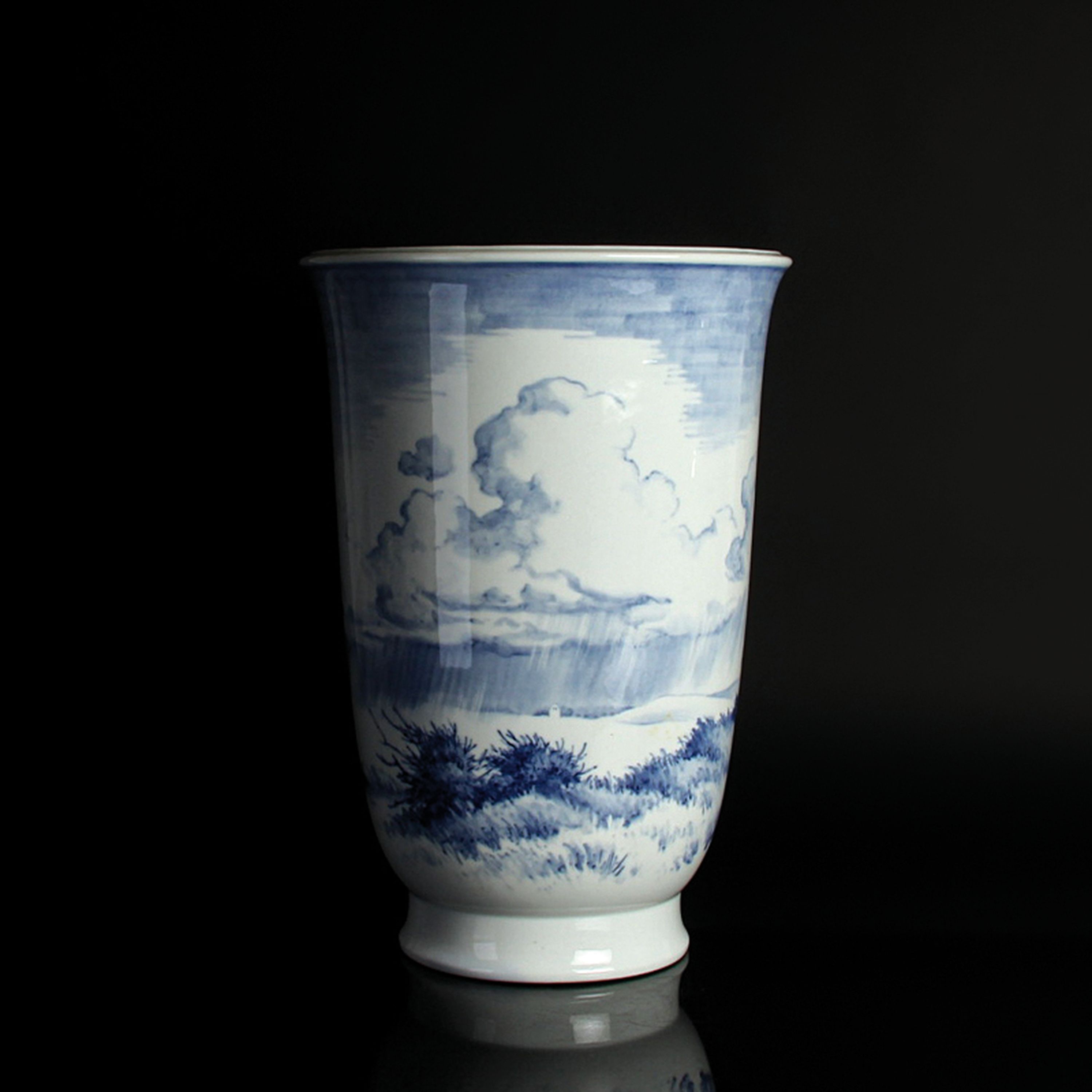 Detail b: Große Bodenvase, Richard Böcher für Royal Copenhagen, 1944, Porzellan, unterglasurblauer Dekor, Winterlandschaft, Marke JM, H. 44 cm