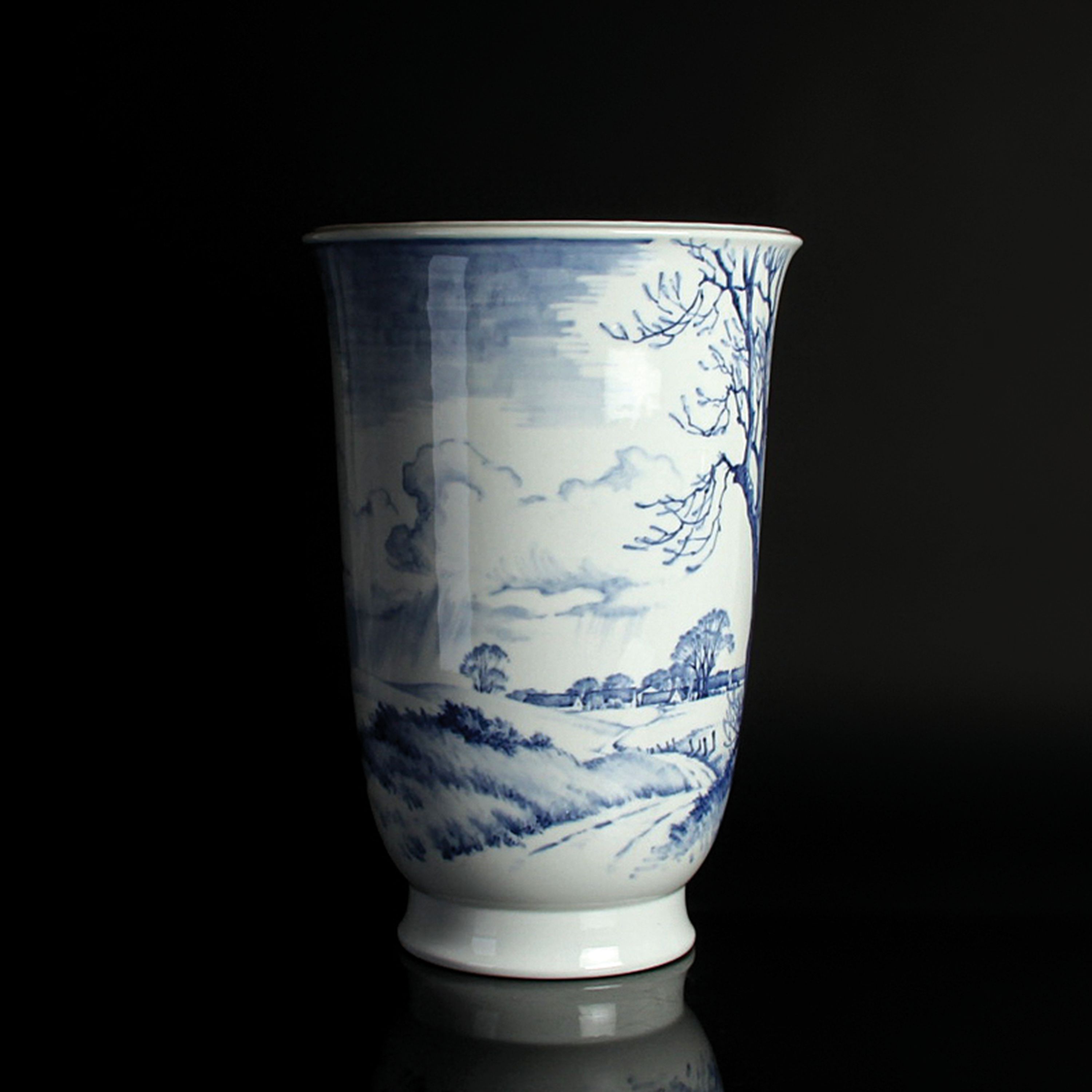 Detail c: Große Bodenvase, Richard Böcher für Royal Copenhagen, 1944, Porzellan, unterglasurblauer Dekor, Winterlandschaft, Marke JM, H. 44 cm
