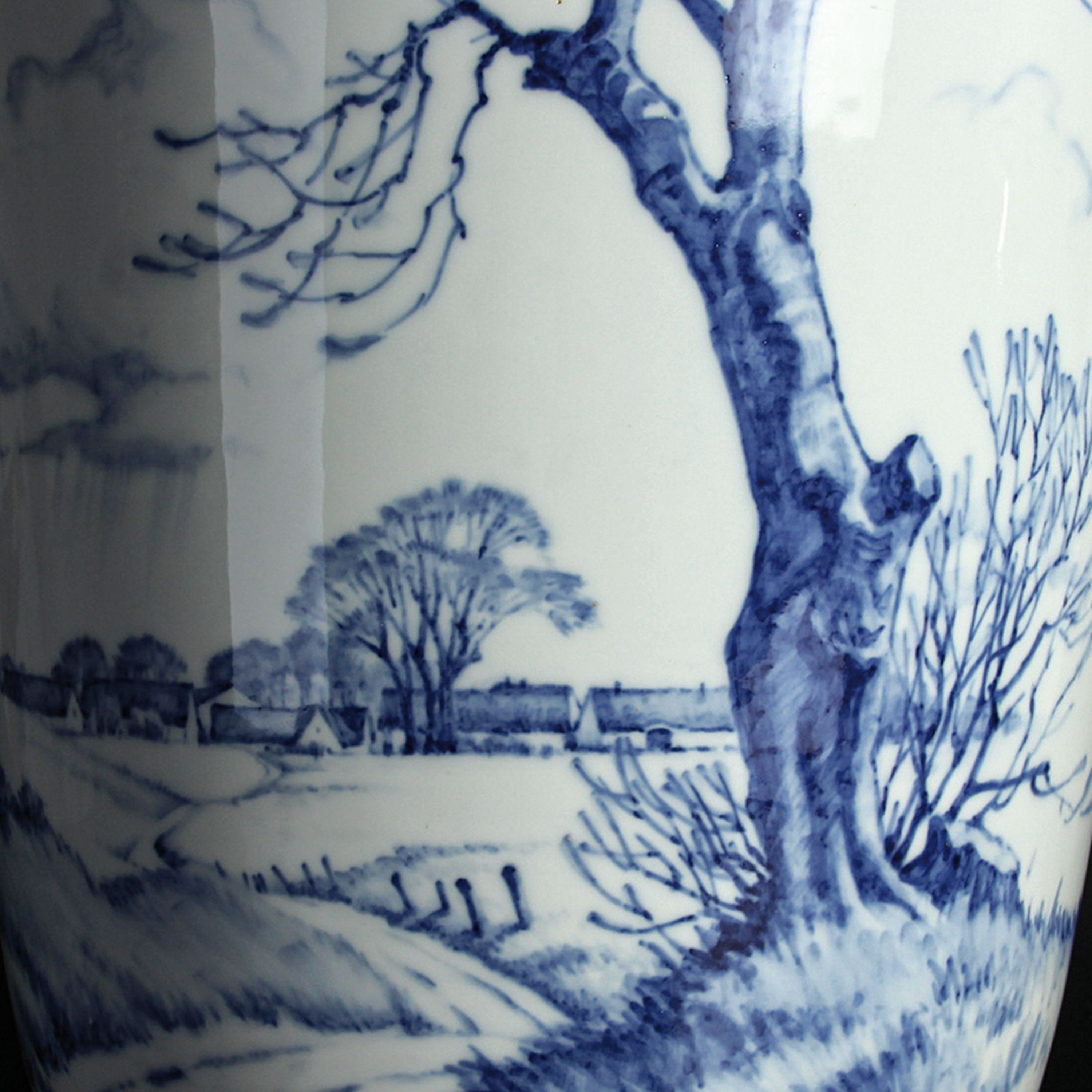 Detail d: Große Bodenvase, Richard Böcher für Royal Copenhagen, 1944, Porzellan, unterglasurblauer Dekor, Winterlandschaft, Marke JM, H. 44 cm
