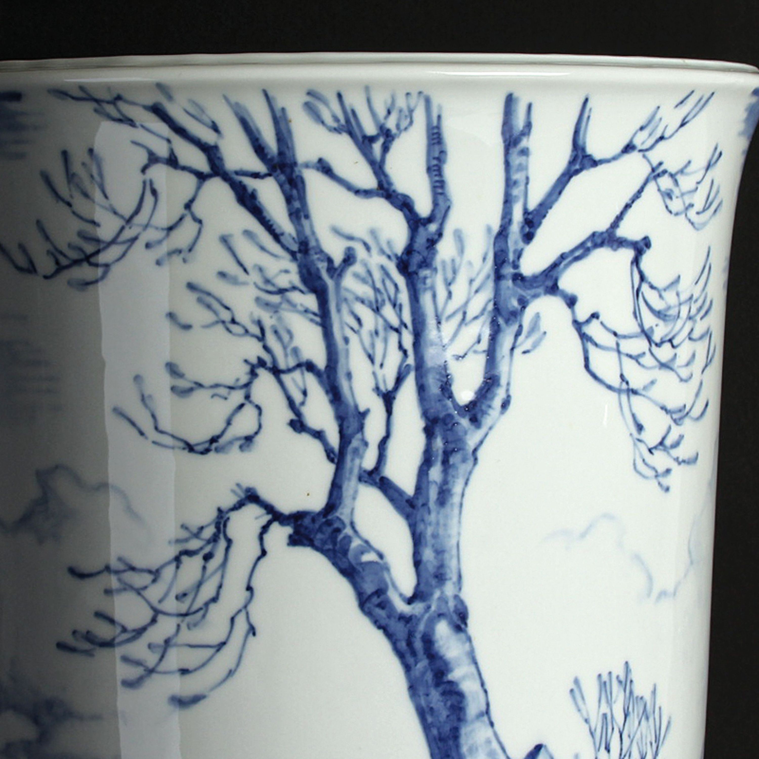 Detail e: Große Bodenvase, Richard Böcher für Royal Copenhagen, 1944, Porzellan, unterglasurblauer Dekor, Winterlandschaft, Marke JM, H. 44 cm
