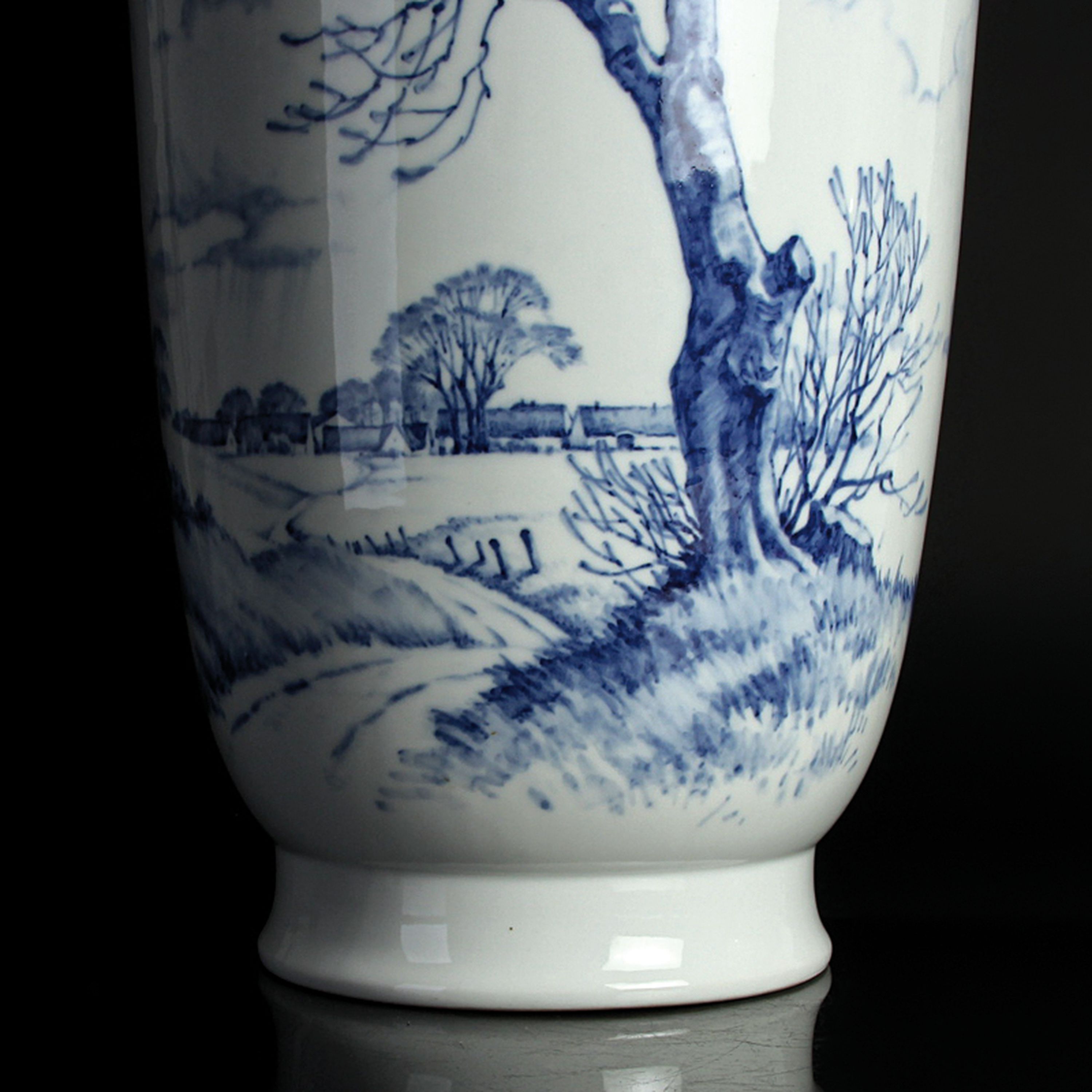 Detail f: Große Bodenvase, Richard Böcher für Royal Copenhagen, 1944, Porzellan, unterglasurblauer Dekor, Winterlandschaft, Marke JM, H. 44 cm