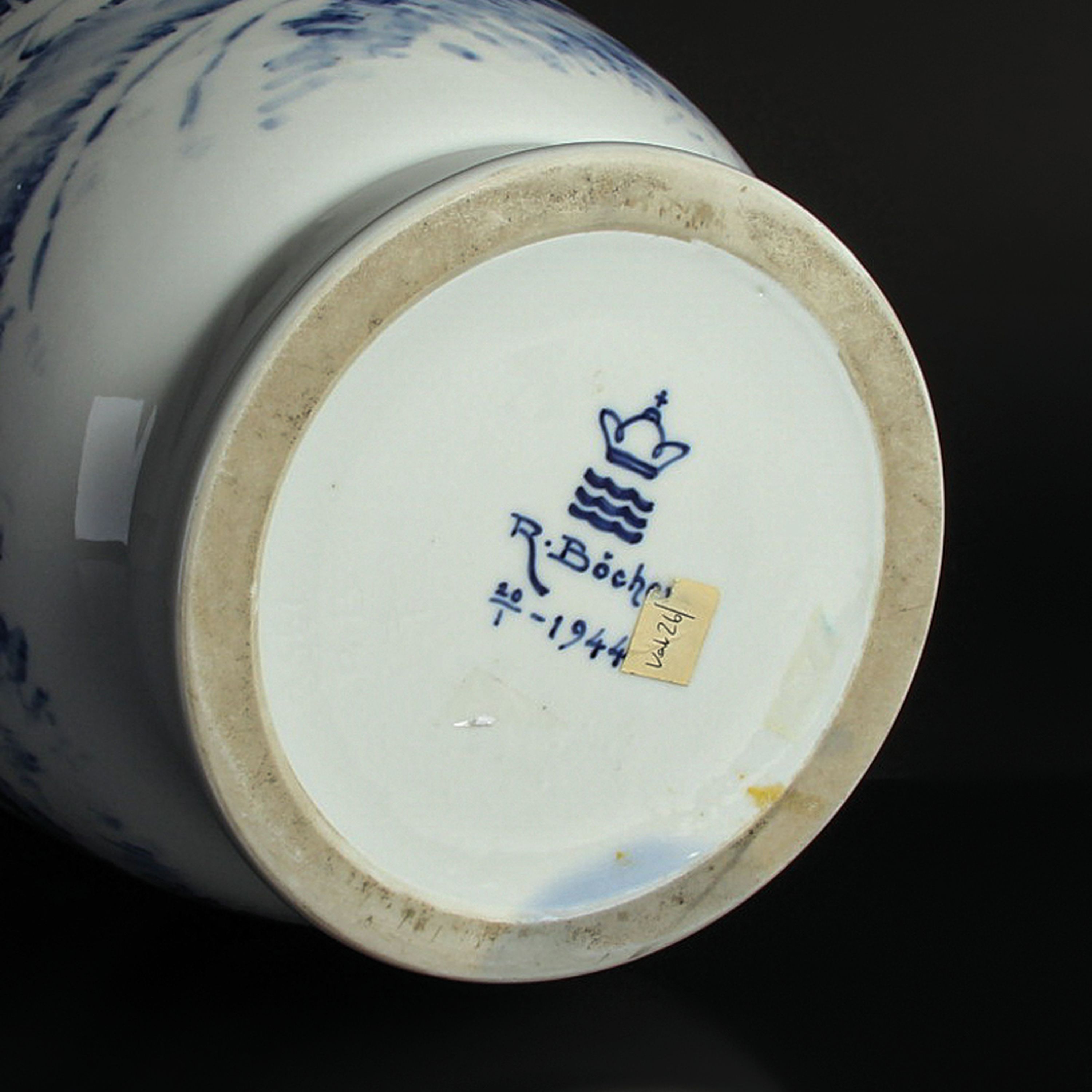 Detail g: Große Bodenvase, Richard Böcher für Royal Copenhagen, 1944, Porzellan, unterglasurblauer Dekor, Winterlandschaft, Marke JM, H. 44 cm