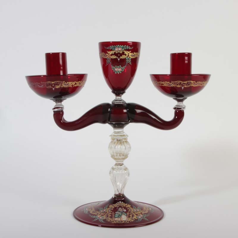 Detail b: Glaskerzenleuchter, Murano, 1. Viertel 20.Jh., rubinrotes Glas, polychrome und Goldmalerei, dreiflammig, H. 27 cm