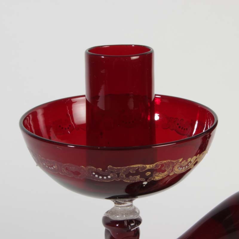 Detail c: Glaskerzenleuchter, Murano, 1. Viertel 20.Jh., rubinrotes Glas, polychrome und Goldmalerei, dreiflammig, H. 27 cm