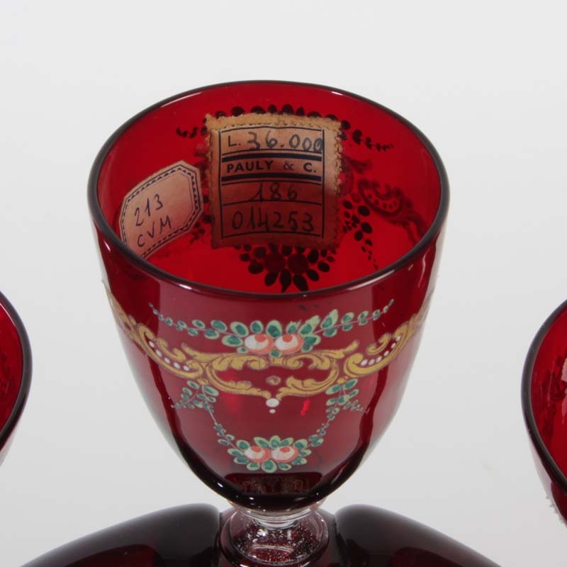 Detail d: Glaskerzenleuchter, Murano, 1. Viertel 20.Jh., rubinrotes Glas, polychrome und Goldmalerei, dreiflammig, H. 27 cm