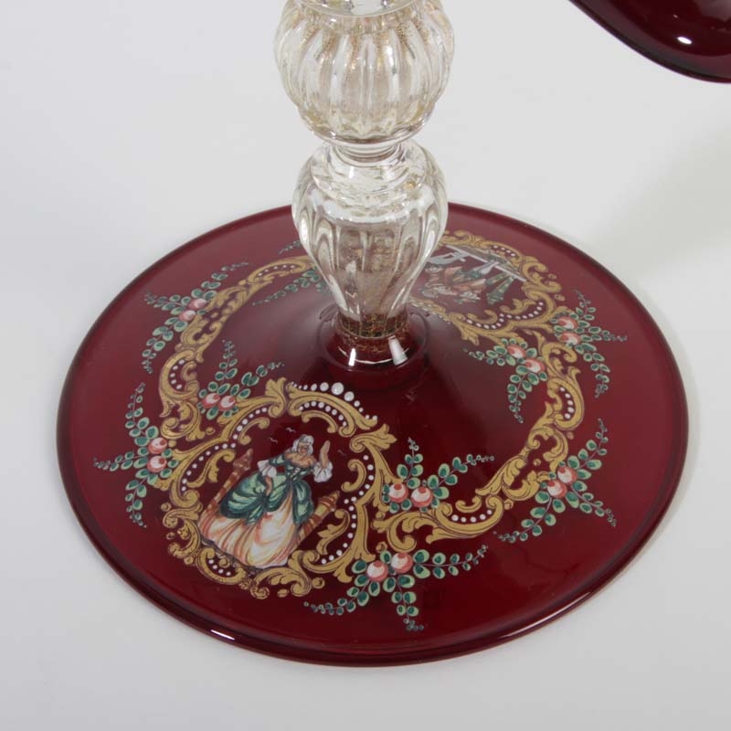 Detail e: Glaskerzenleuchter, Murano, 1. Viertel 20.Jh., rubinrotes Glas, polychrome und Goldmalerei, dreiflammig, H. 27 cm