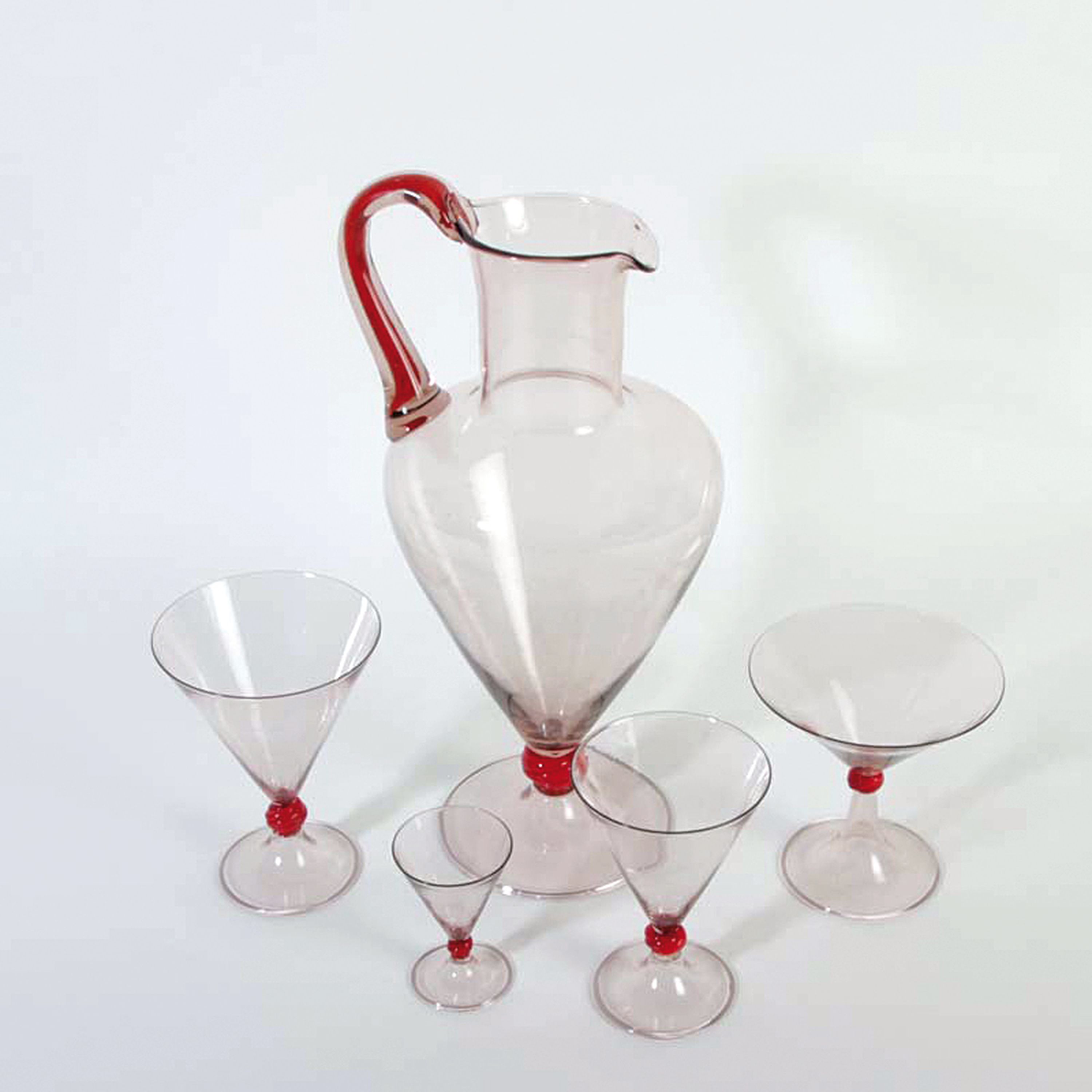 Detail a: Henkelkanne und 4 Gläser, Murano, 1. Viertel 20.Jh., farbloses Glas, Henkel und Nodi mit blutroten Einschmelzungen, Kanne H. 34 cm, vier ...