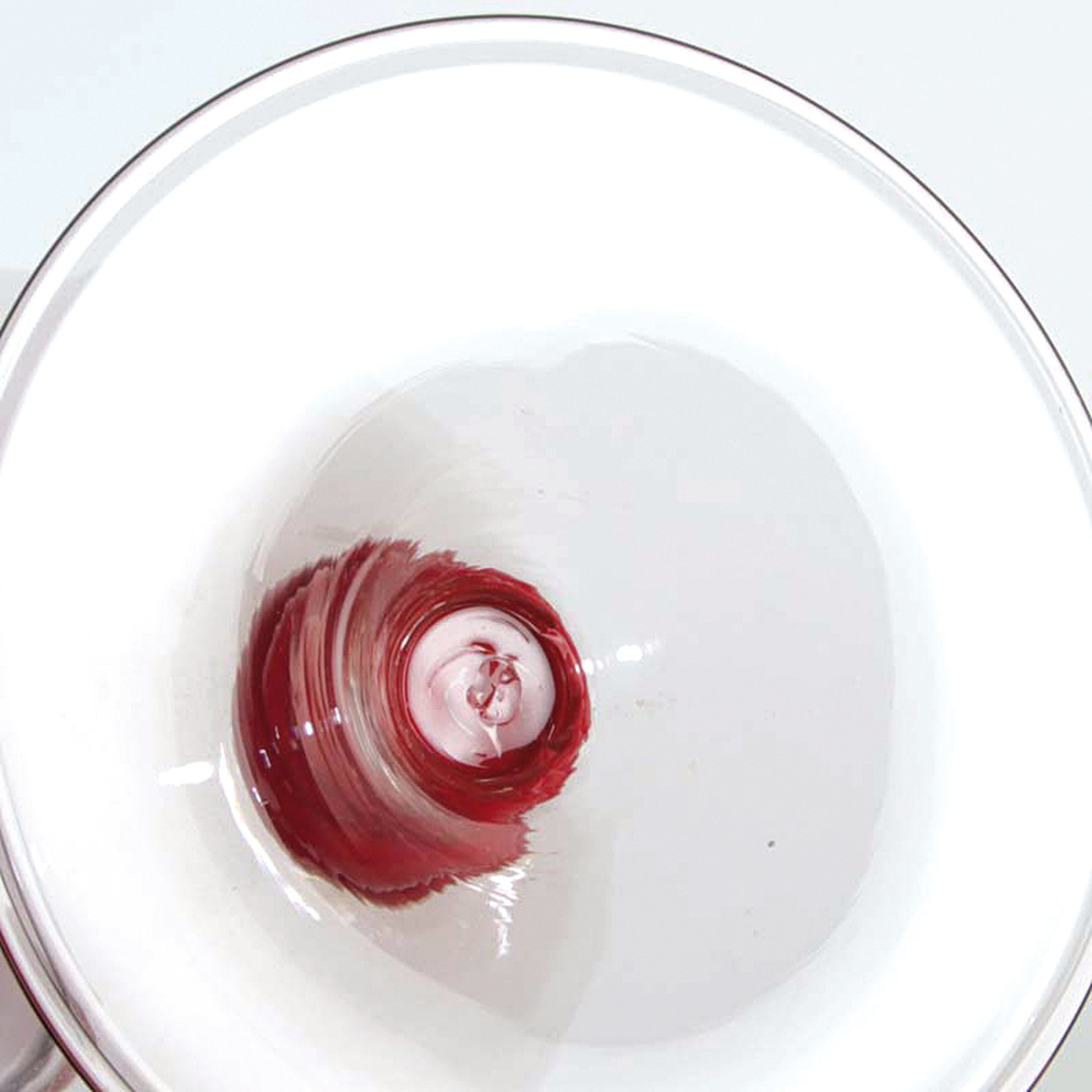 Detail d: Henkelkanne und 4 Gläser, Murano, 1. Viertel 20.Jh., farbloses Glas, Henkel und Nodi mit blutroten Einschmelzungen, Kanne H. 34 cm, vier ...