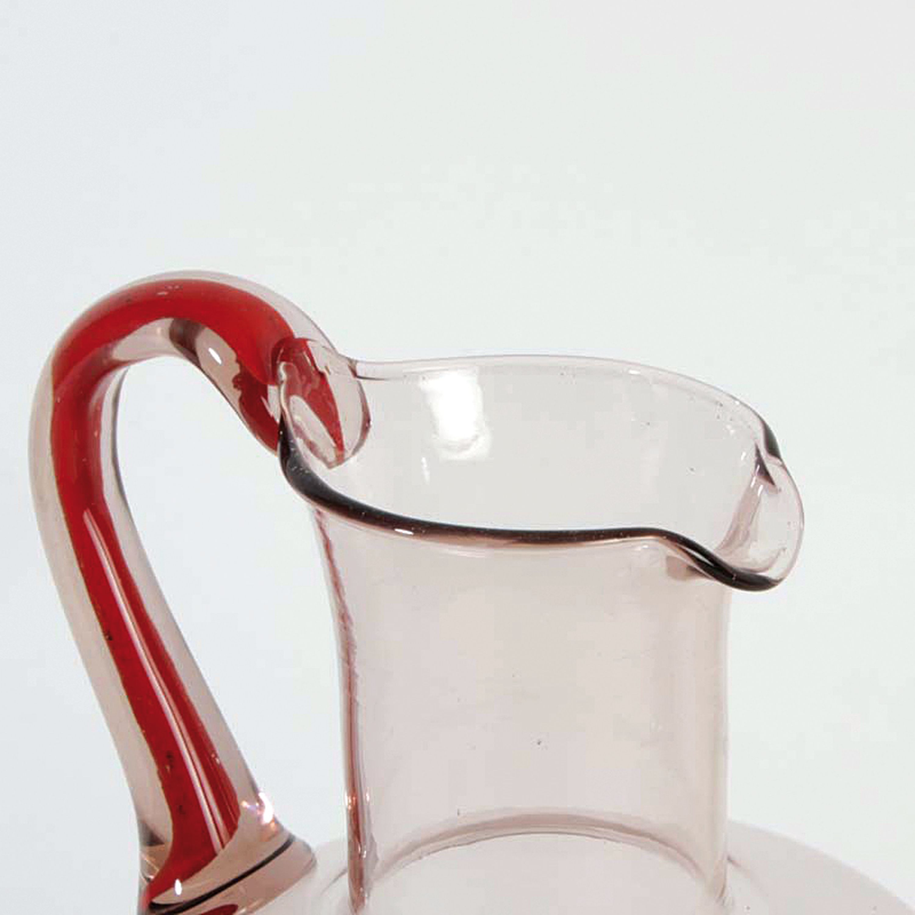Detail e: Henkelkanne und 4 Gläser, Murano, 1. Viertel 20.Jh., farbloses Glas, Henkel und Nodi mit blutroten Einschmelzungen, Kanne H. 34 cm, vier ...