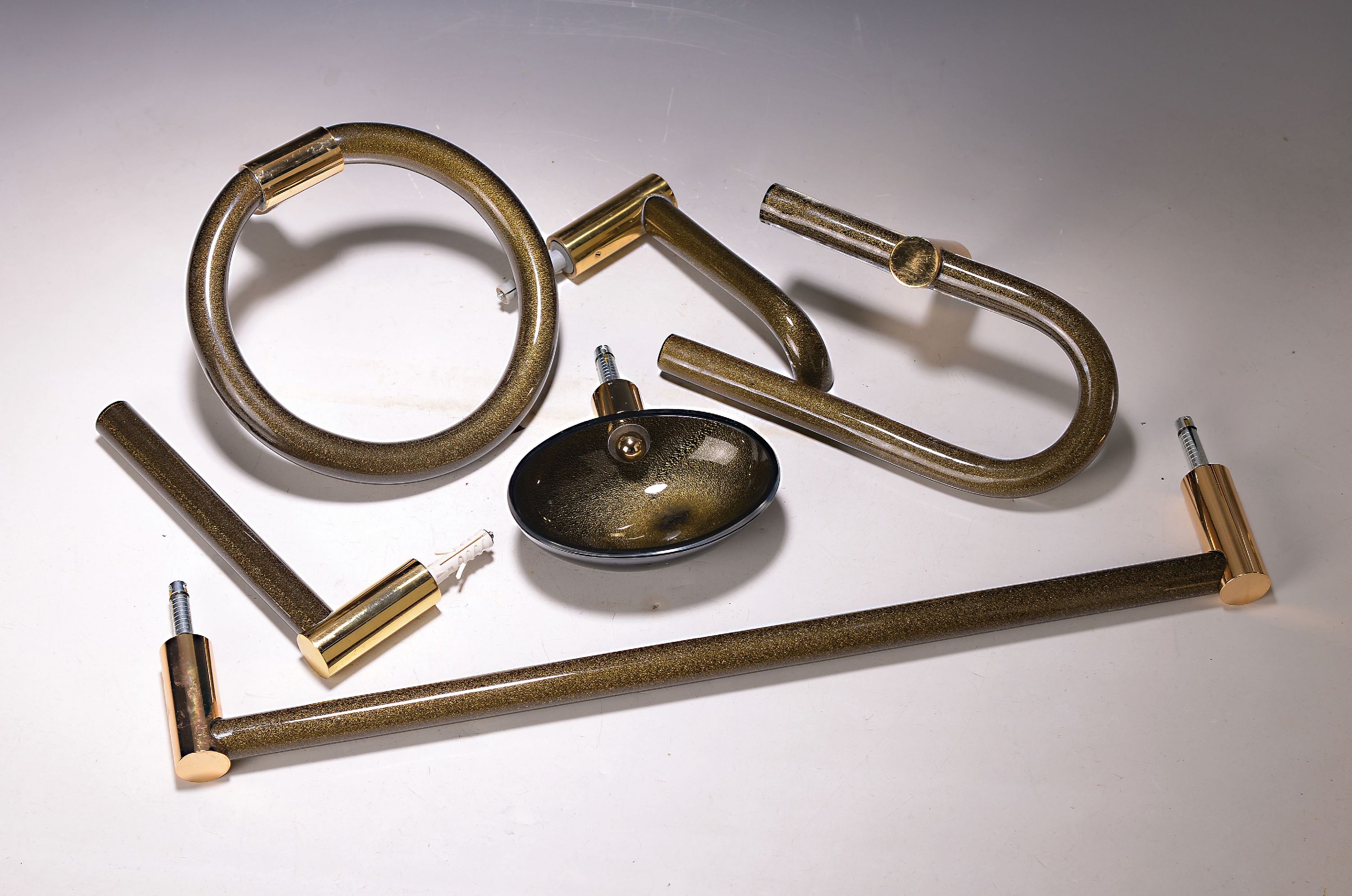 8-teilige Badezimmer Garnitur, Seguso, Murano, 1970er-Jahre, schwarzgrundiges Glas mit Blattgoldeinschmelzung, 2 Seifenspender, Türgriff, ...