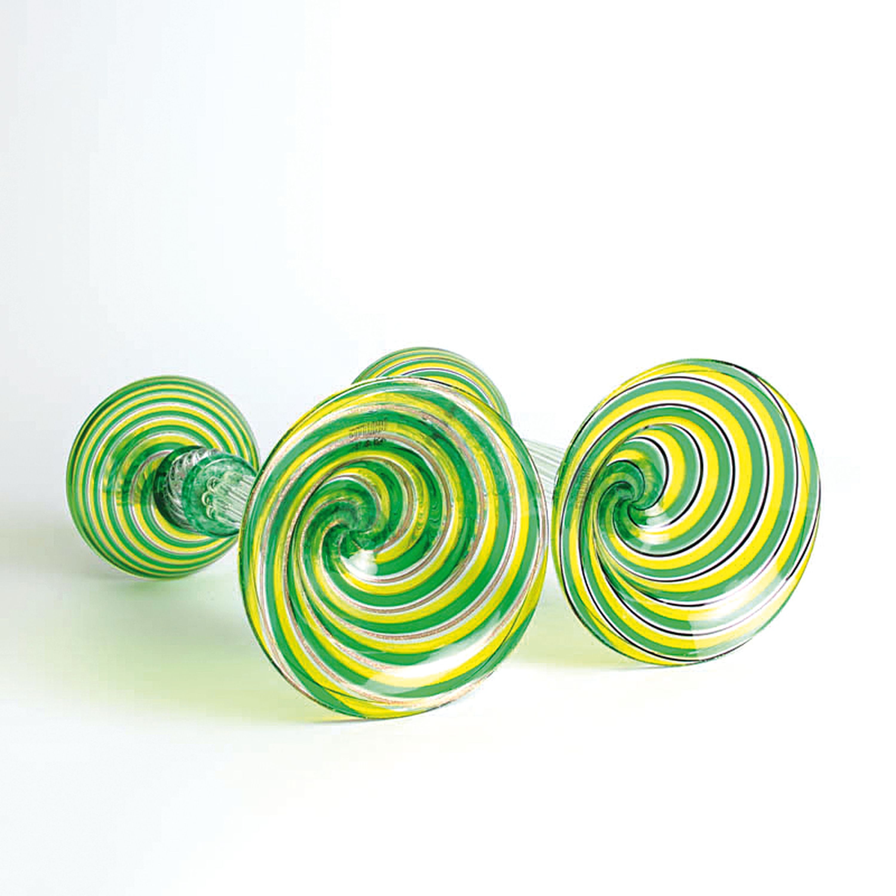 Detail b: A canne-Leuchterpaar, Fratelli Toso, Murano, 1960/70er-Jahre, farbloses Glas, spiralförmig eingekämmte Glasfäden in grün und gelb, Farben leicht ...