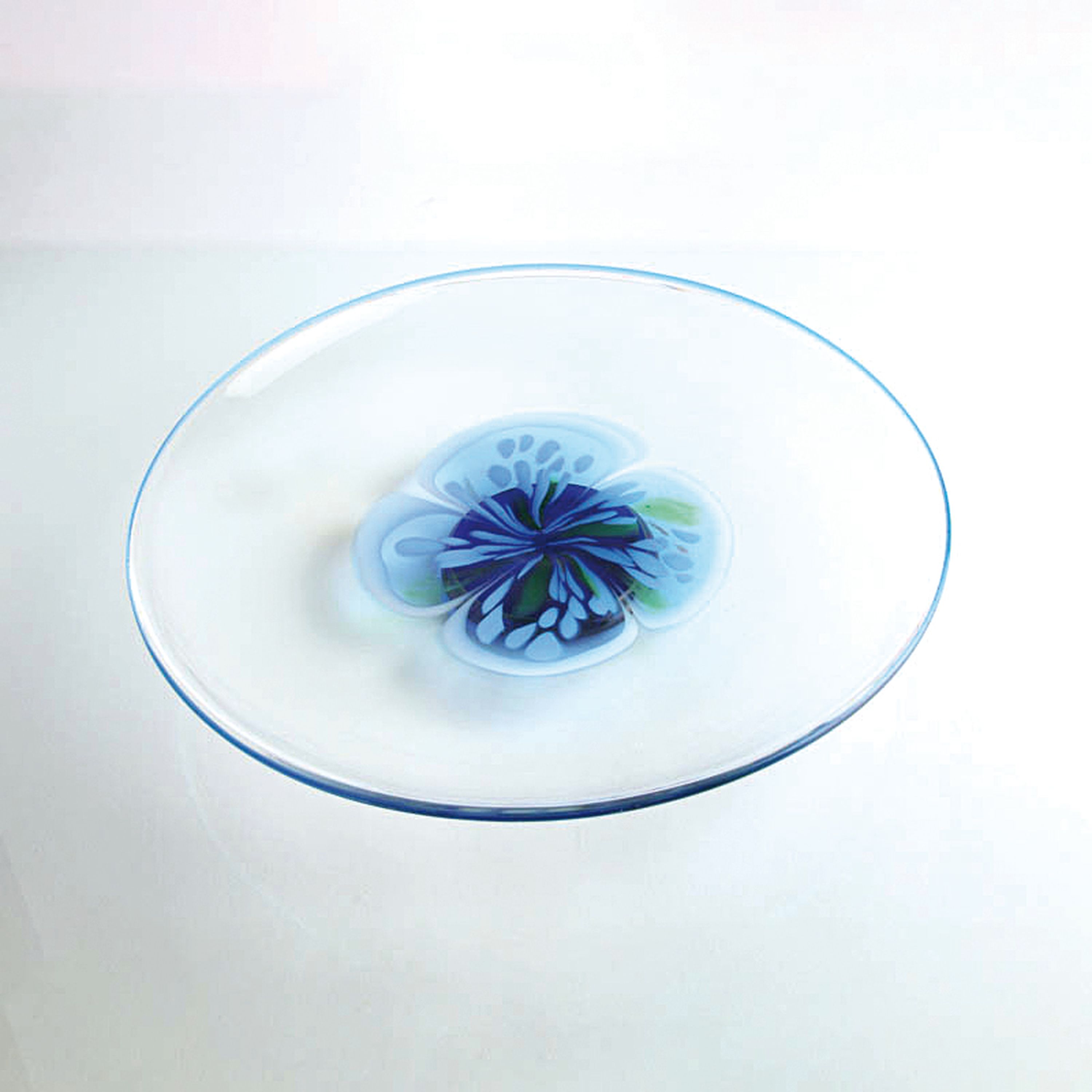 Detail b: 2 vetro a macchie-Glasplatten, Cenedese, Murano, wohl Musterstücke, farbloses Glas, blaue bzw. erdfarbene Einschmelzungen, D. 30/37 cm, am Boden ...