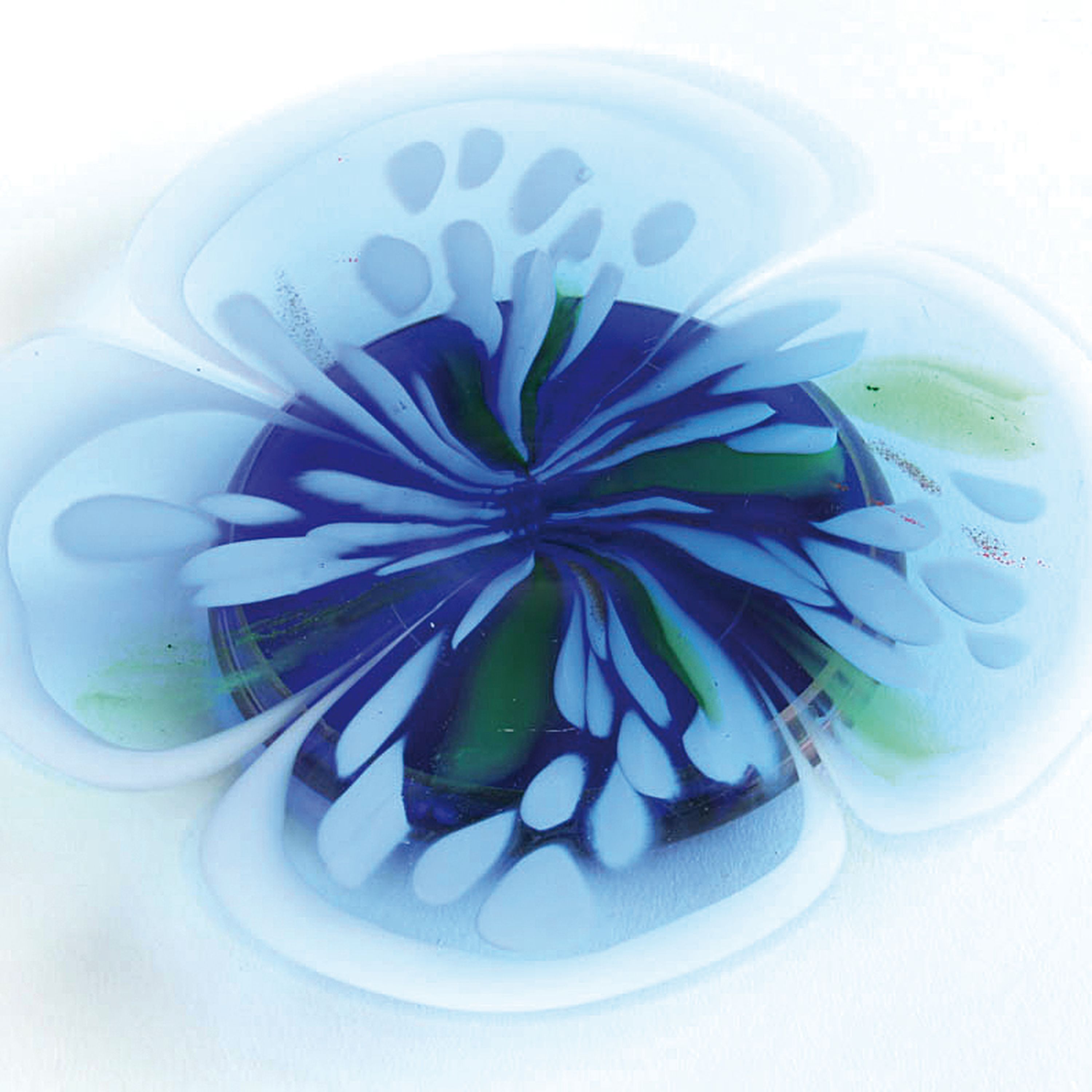 Detail c: 2 vetro a macchie-Glasplatten, Cenedese, Murano, wohl Musterstücke, farbloses Glas, blaue bzw. erdfarbene Einschmelzungen, D. 30/37 cm, am Boden ...