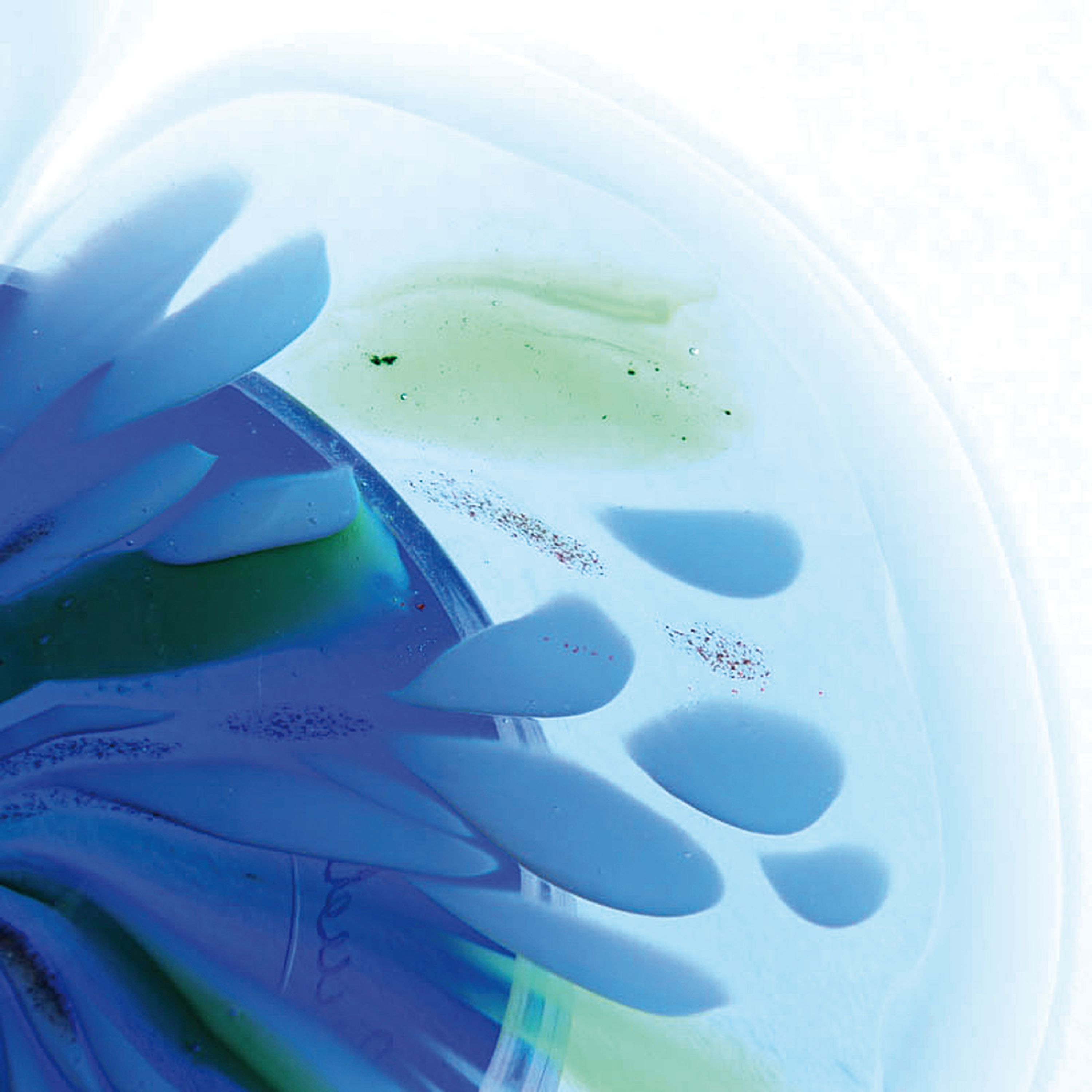 Detail e: 2 vetro a macchie-Glasplatten, Cenedese, Murano, wohl Musterstücke, farbloses Glas, blaue bzw. erdfarbene Einschmelzungen, D. 30/37 cm, am Boden ...