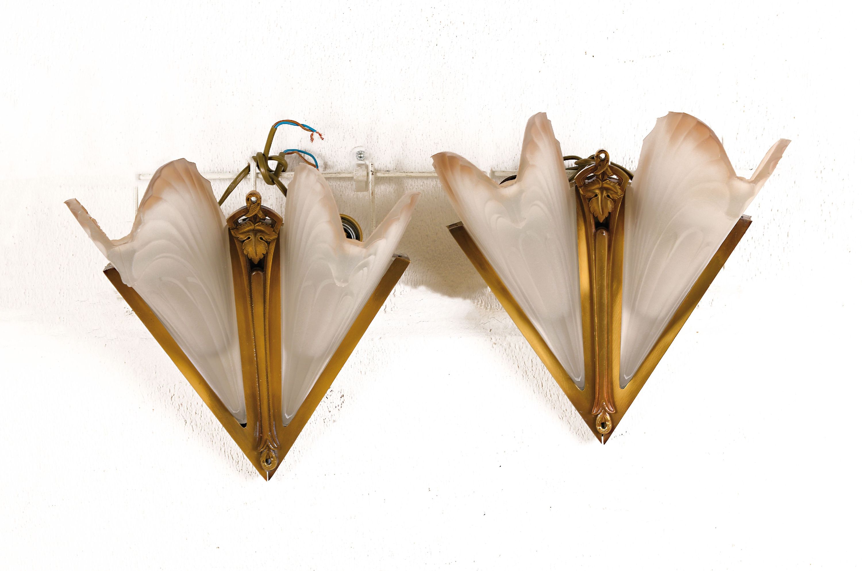 Paar Wandleuchten im Art Deco-Stil, deutsch, Nachkriegszeit, Metallmontur mit zwei geschwungenen milchweißen Pressglasschirmen, z.T. l. best., zwei ...