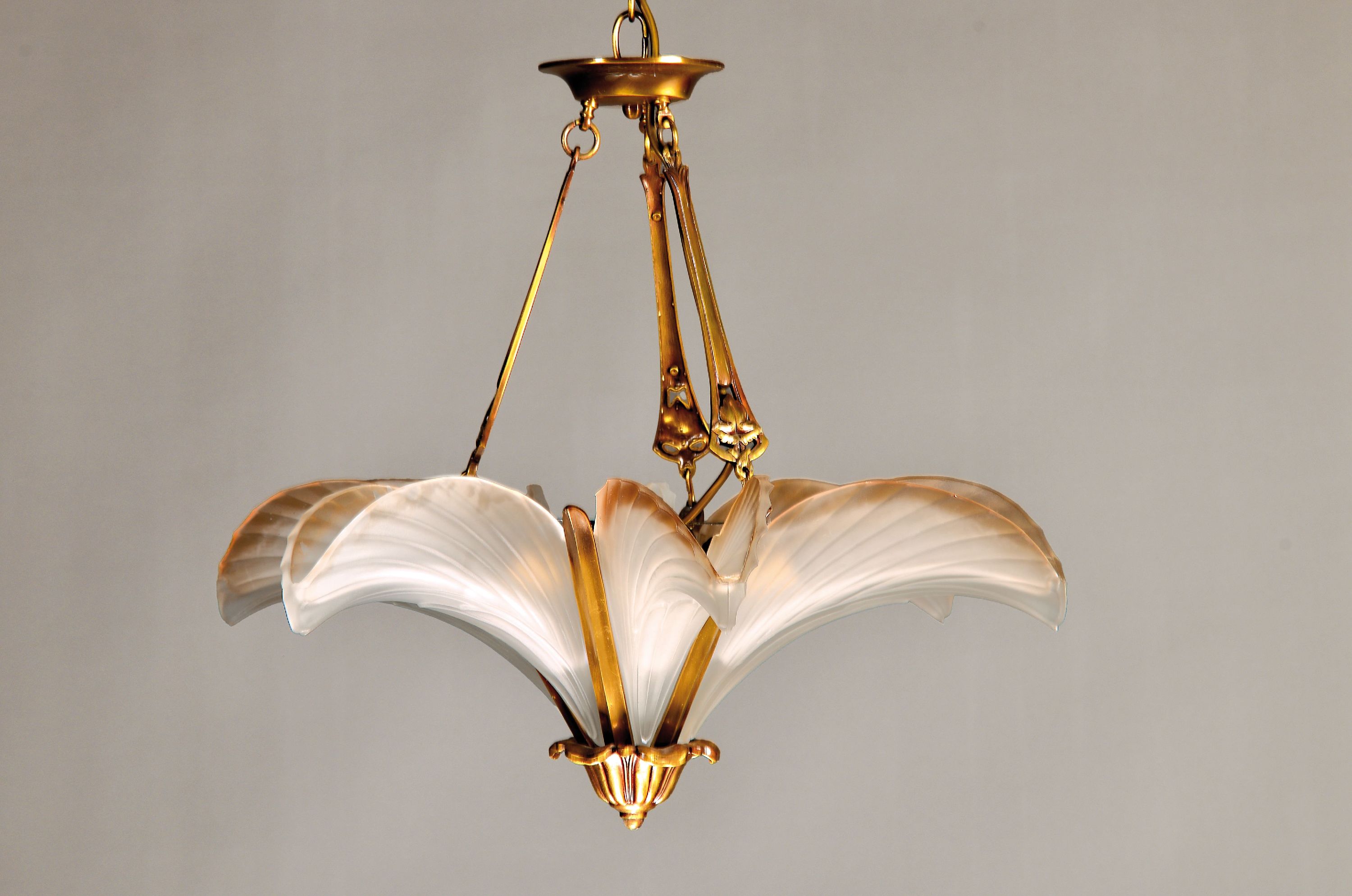 Deckenleuchter im Art Deco-Stil, deutsch, Nachkriegszeit, Metallmontur, 6 geschwungene milchweiße Pressglasschirme, z.T. l. best., 6 Brennstellen, ...