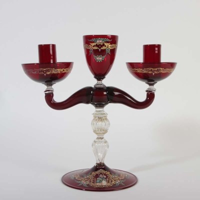 26917221b - Glaskerzenleuchter, Murano, 1. Viertel 20.Jh., rubinrotes Glas, polychrome und ...