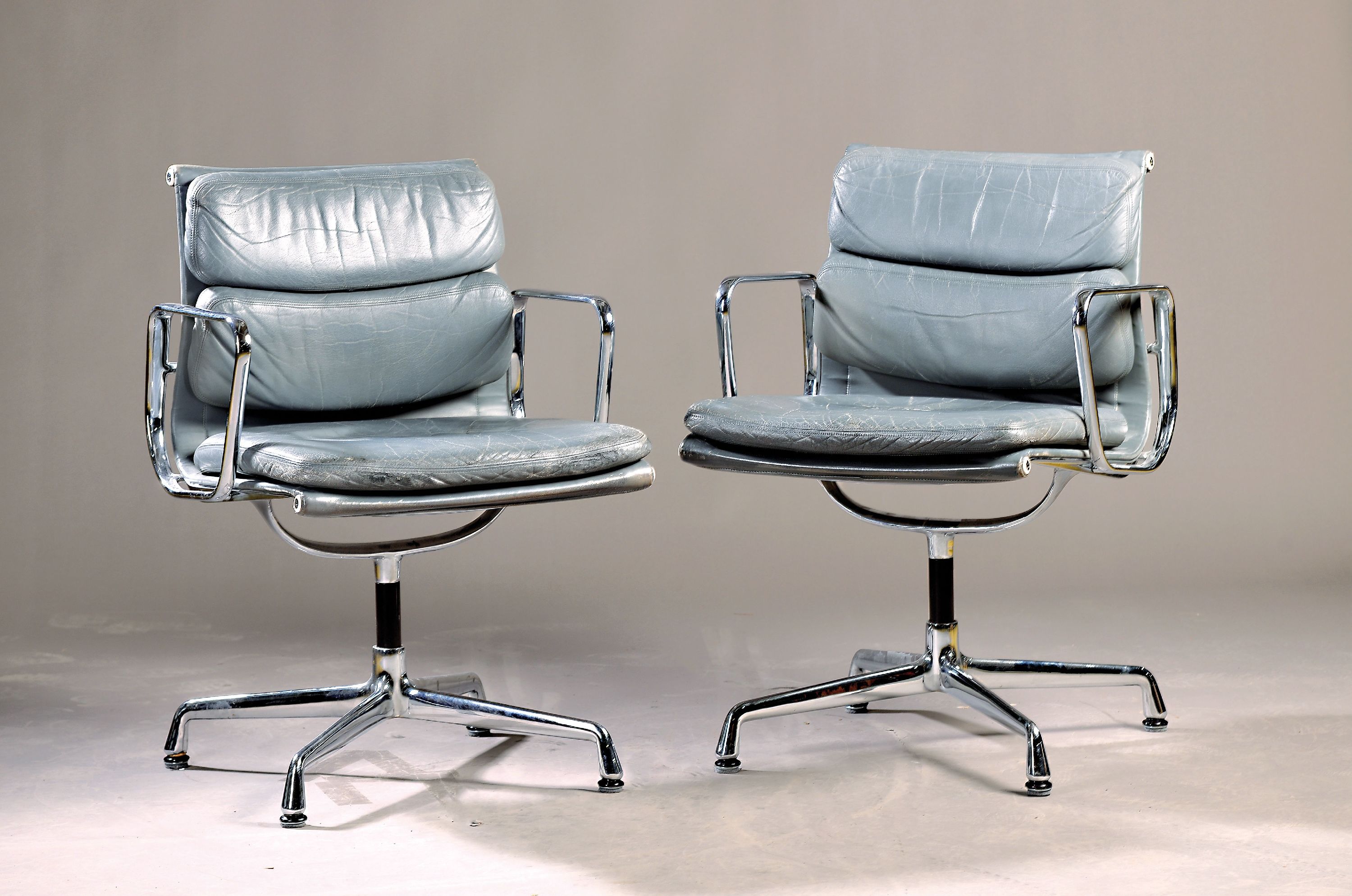 Paar Soft Pad Chairs, EA 207, Entw. Charles & Ray Eames für Herman Miller, Ausführung Vitra,Action Office, verchromtes Aluminiumgestell,grauer ...