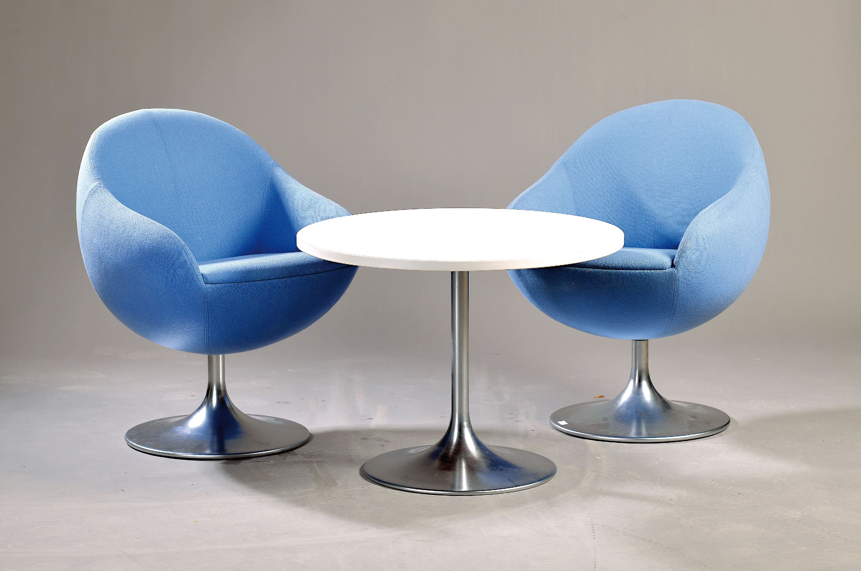 2 Loungesessel "Comet" und ein Beistelltisch "Venus Table", Johanson Design, 1960er-Jahre , blauer Stoffbezug mit ...