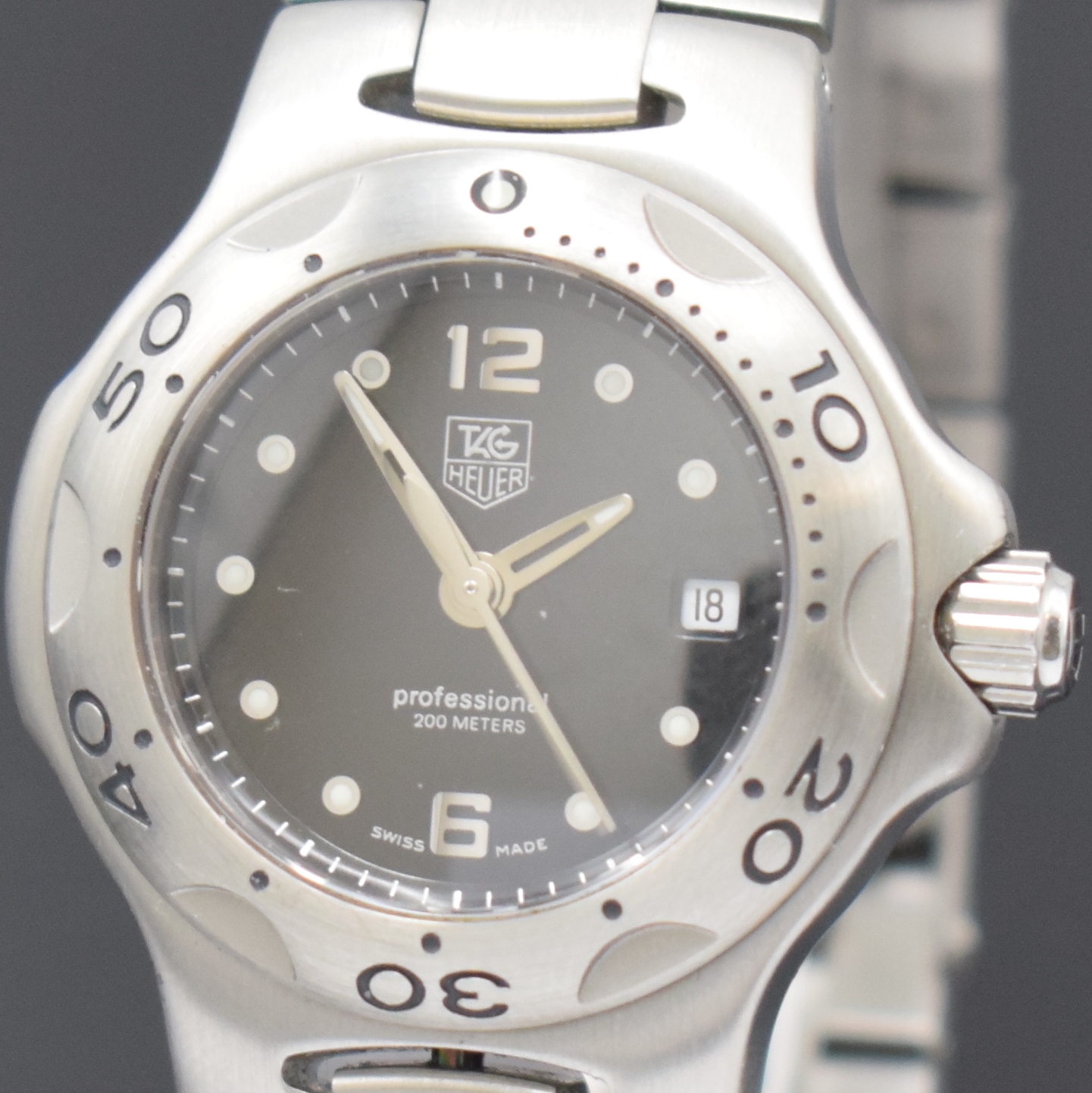 Detail a: TAG HEUER Kirium Damenarmbanduhr Referenz WL131D, Schweiz um 2005, quarz, Boden und Krone verschr., orig. Stahlband m. Faltschl., Lünette eins. ...