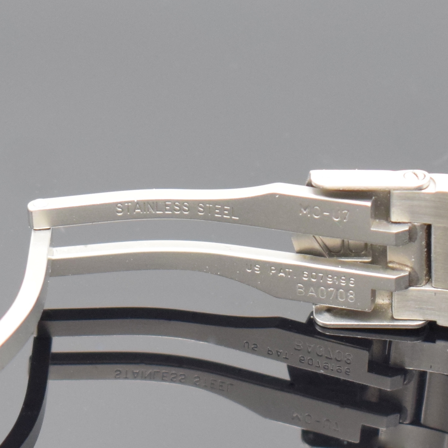 Detail d: TAG HEUER Kirium Damenarmbanduhr Referenz WL131D, Schweiz um 2005, quarz, Boden und Krone verschr., orig. Stahlband m. Faltschl., Lünette eins. ...
