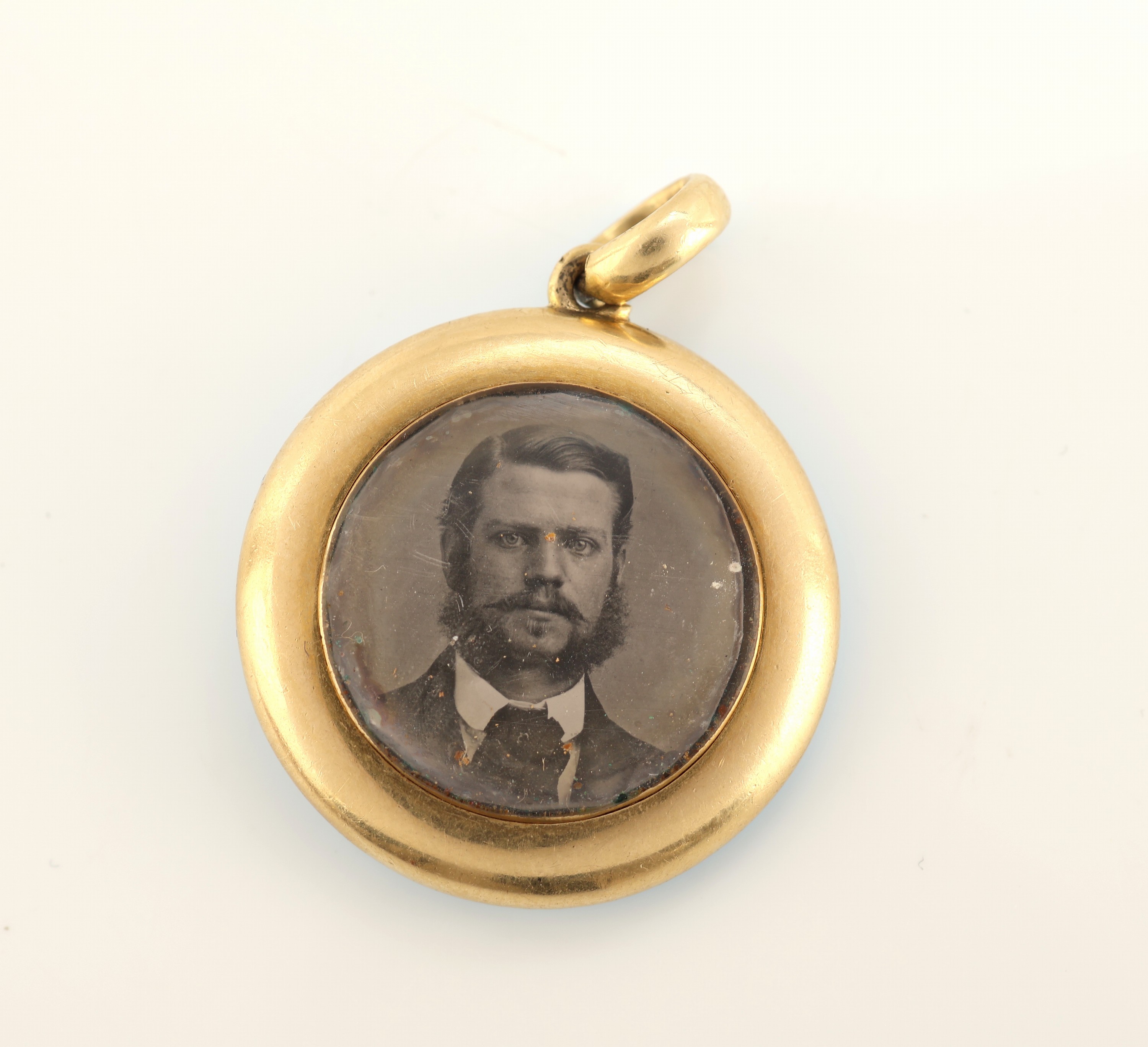 Detail b: 18 kt Gold Diamant-Anhänger, um 1860, GG 750/000, schauseitig türkisf. emailliert, 13 Diamantrosen zus. ca. 0.60 ct, rs. Medaillonfach mit ...