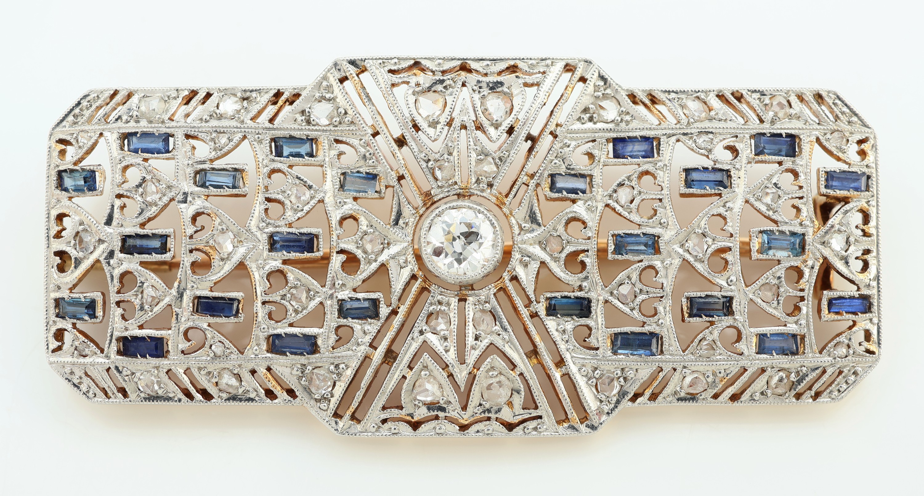 Detail a: 18 kt Gold Art Deco Diamant-Saphir-Brosche, um1920-30, GG 750/000, schauseitig Platin, durchbrochen gearbeitet, mittig Altschliffdiamant ca. 0.35 ct ...