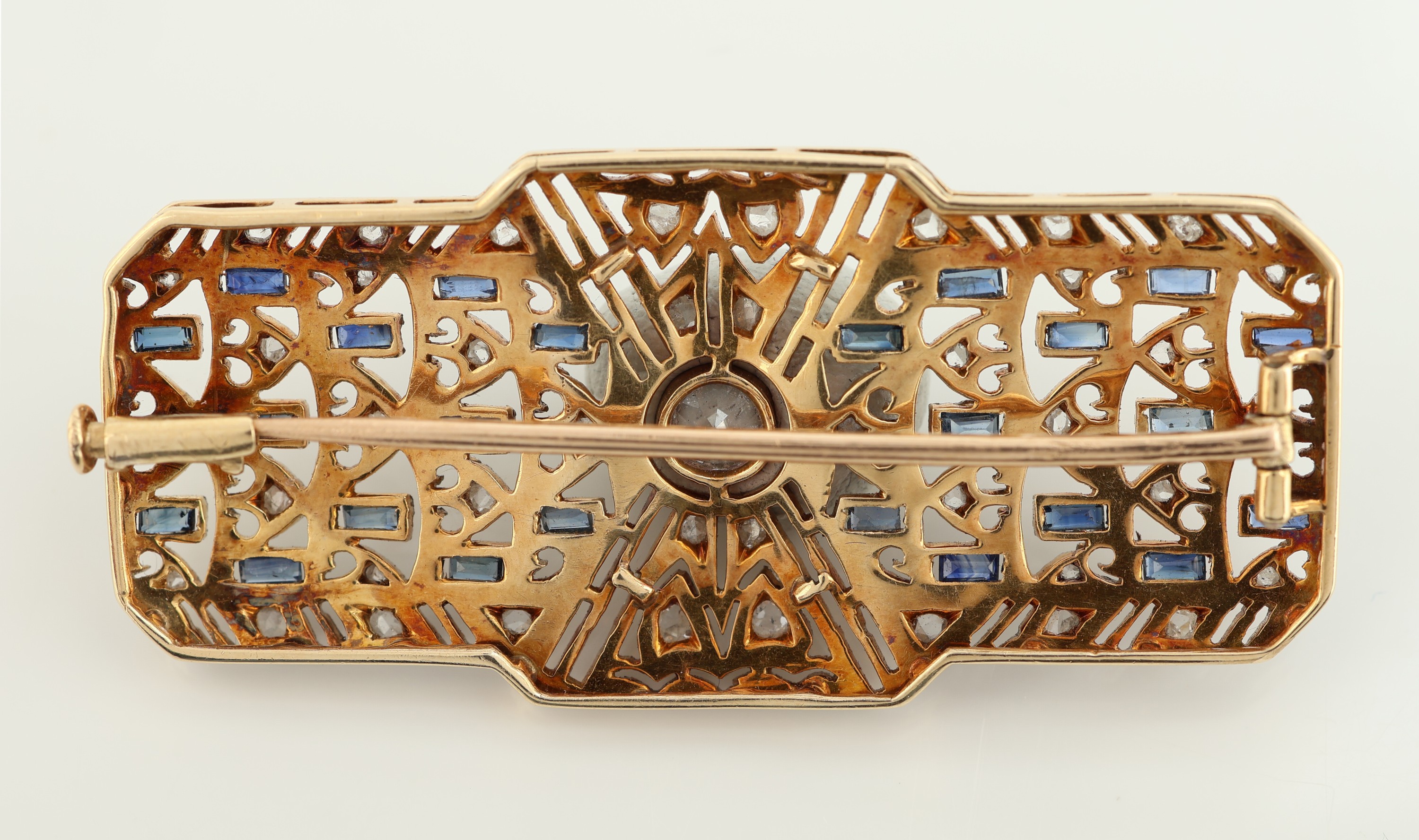 Detail b: 18 kt Gold Art Deco Diamant-Saphir-Brosche, um1920-30, GG 750/000, schauseitig Platin, durchbrochen gearbeitet, mittig Altschliffdiamant ca. 0.35 ct ...