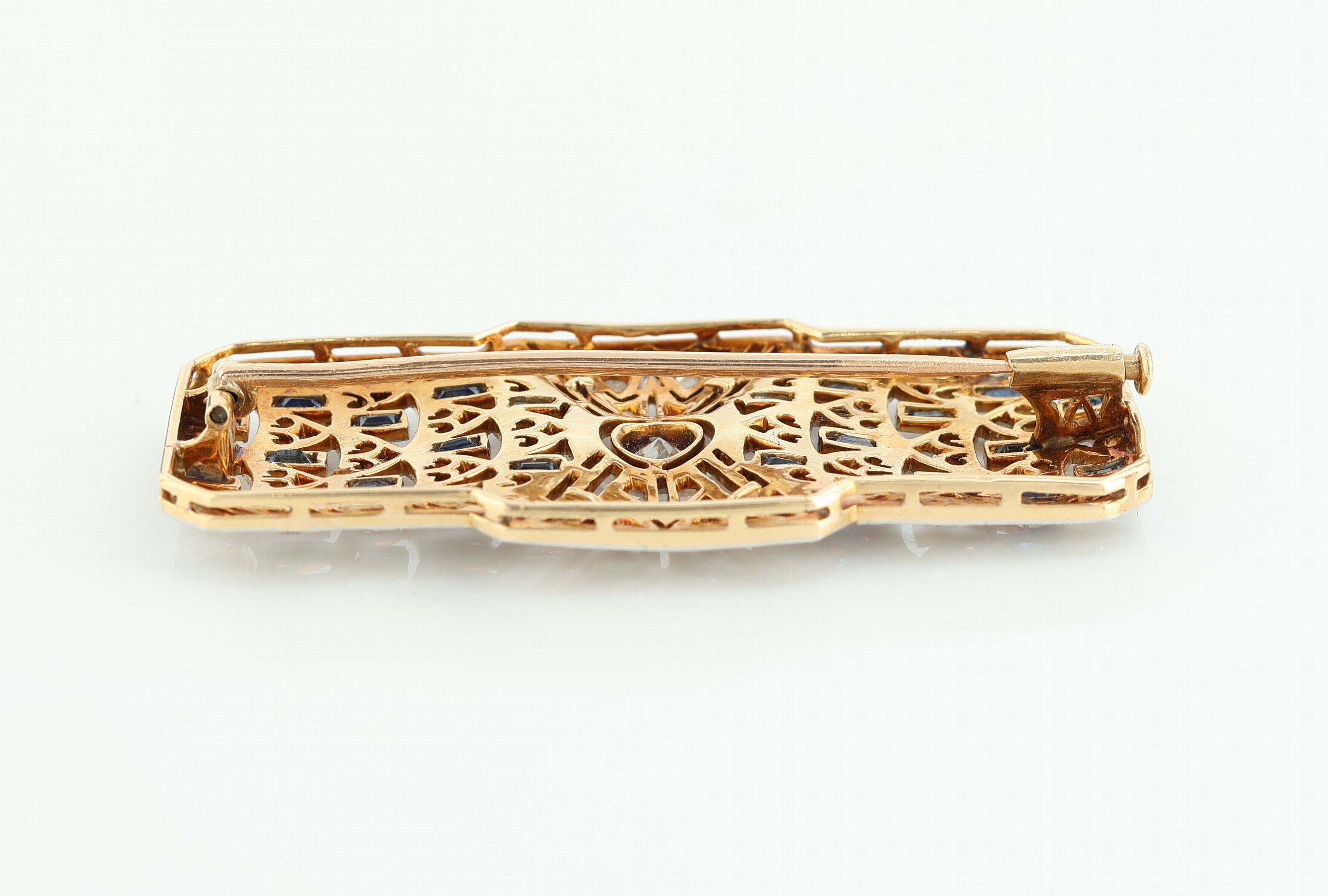 Detail c: 18 kt Gold Art Deco Diamant-Saphir-Brosche, um1920-30, GG 750/000, schauseitig Platin, durchbrochen gearbeitet, mittig Altschliffdiamant ca. 0.35 ct ...