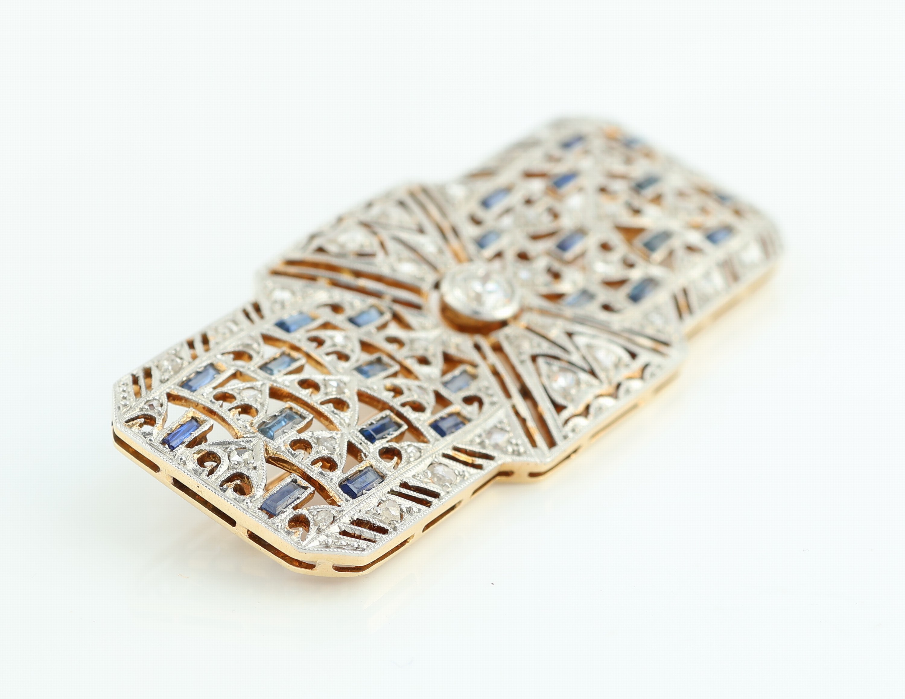 Detail d: 18 kt Gold Art Deco Diamant-Saphir-Brosche, um1920-30, GG 750/000, schauseitig Platin, durchbrochen gearbeitet, mittig Altschliffdiamant ca. 0.35 ct ...