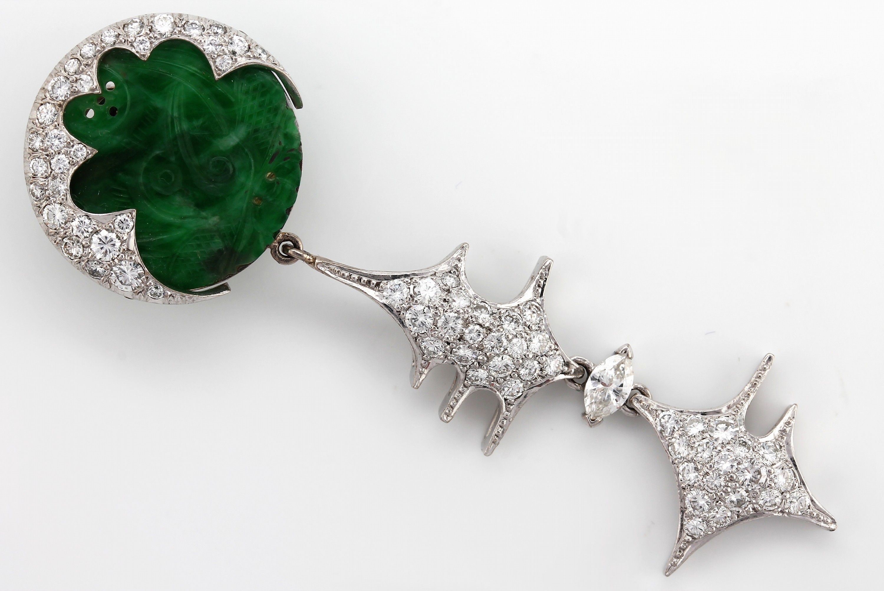 Detail a: Paar 18 kt Gold Jade-Diamant-Ohrstecker, WG750/000, länglich bewegl., 2 runde Jadescheiben, fein grav., 136 Brillanten und 2Diamant-Navettes zus. ...