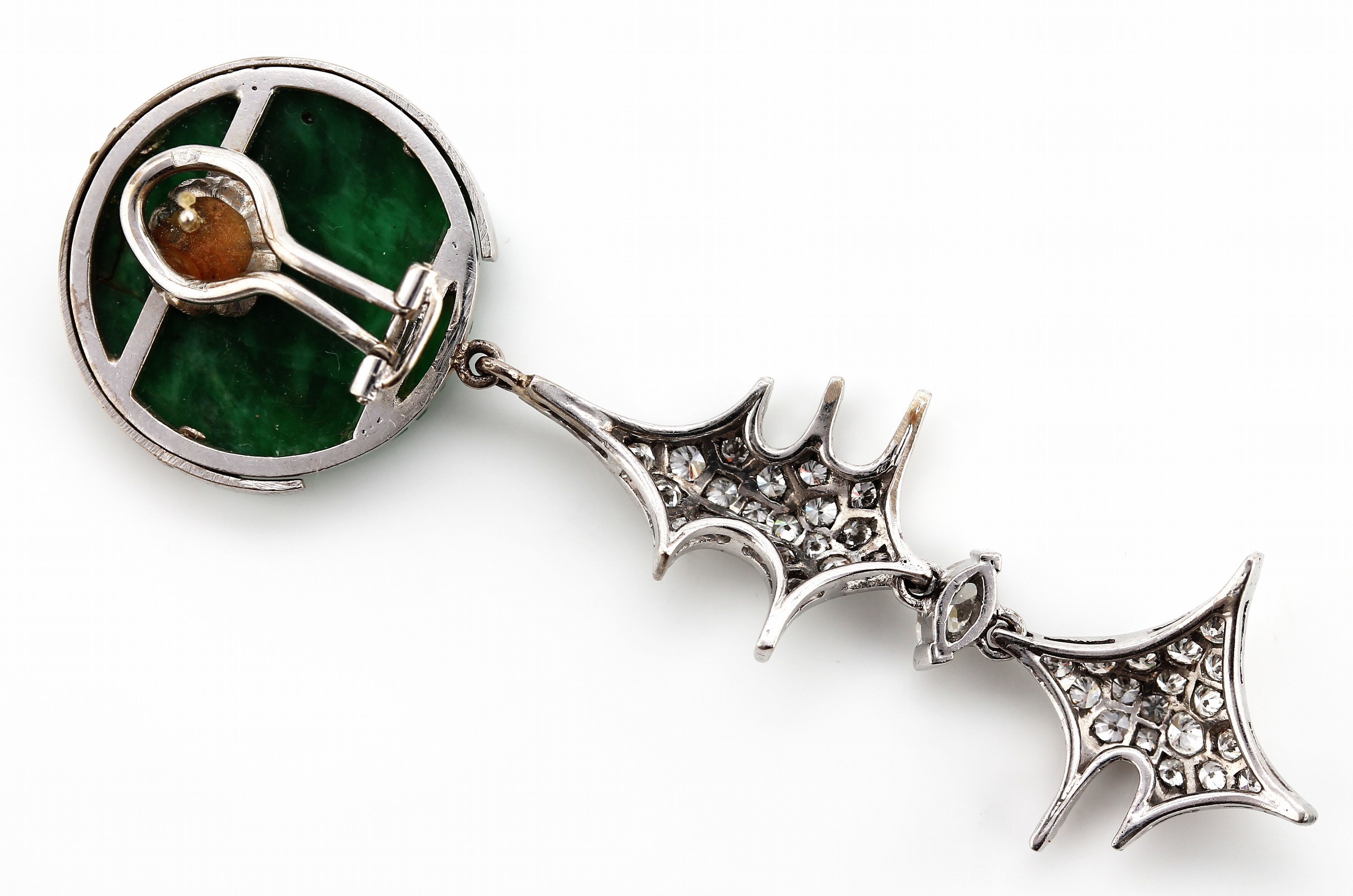 Detail b: Paar 18 kt Gold Jade-Diamant-Ohrstecker, WG750/000, länglich bewegl., 2 runde Jadescheiben, fein grav., 136 Brillanten und 2Diamant-Navettes zus. ...