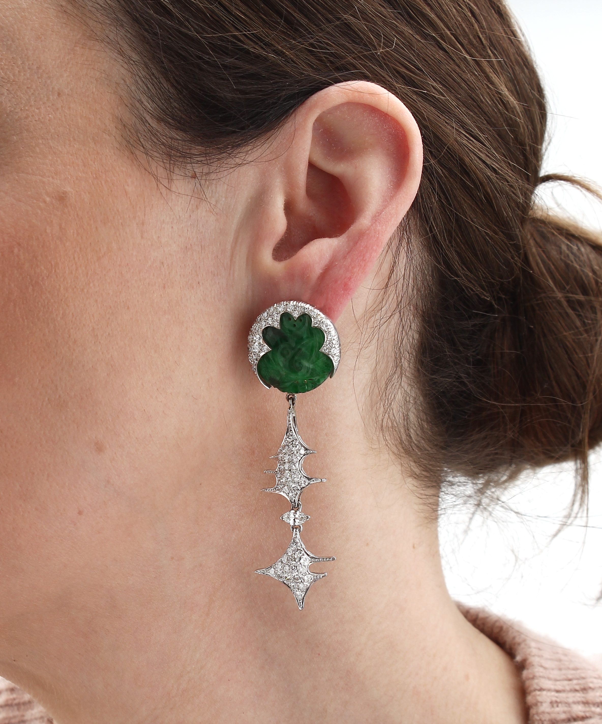 Detail c: Paar 18 kt Gold Jade-Diamant-Ohrstecker, WG750/000, länglich bewegl., 2 runde Jadescheiben, fein grav., 136 Brillanten und 2Diamant-Navettes zus. ...
