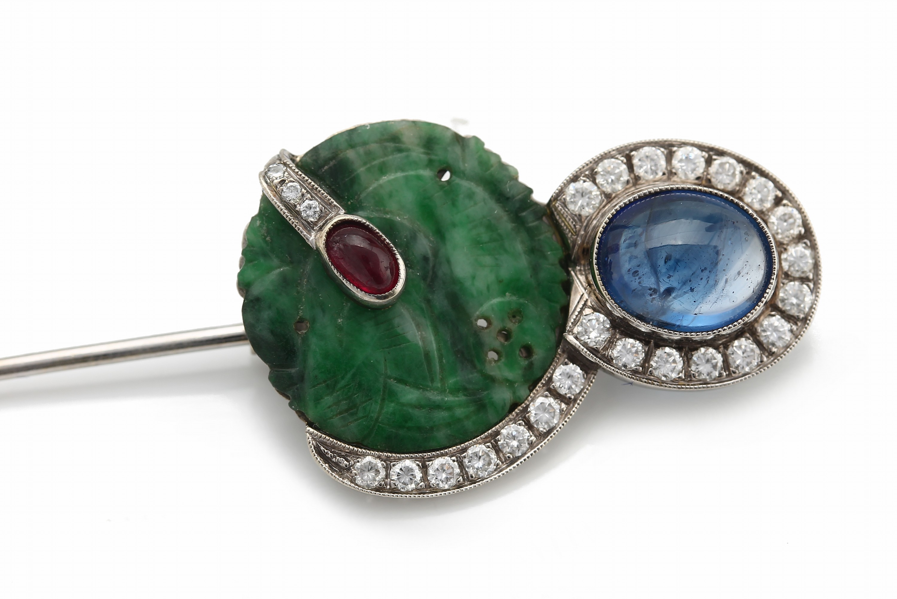Detail a: Ausgefallene 18 kt Gold Art Deco Jade- Farbstein-Brillant-Brosche, um 1925-30, WG 750/000, 2 runde Jadescheiben, floral grav., 2Saphir-Cabochons ...